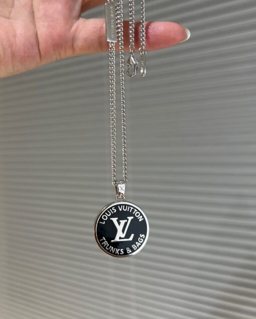 LV精品仿製銀色圓牌項鍊Trunks & Bags黑底款