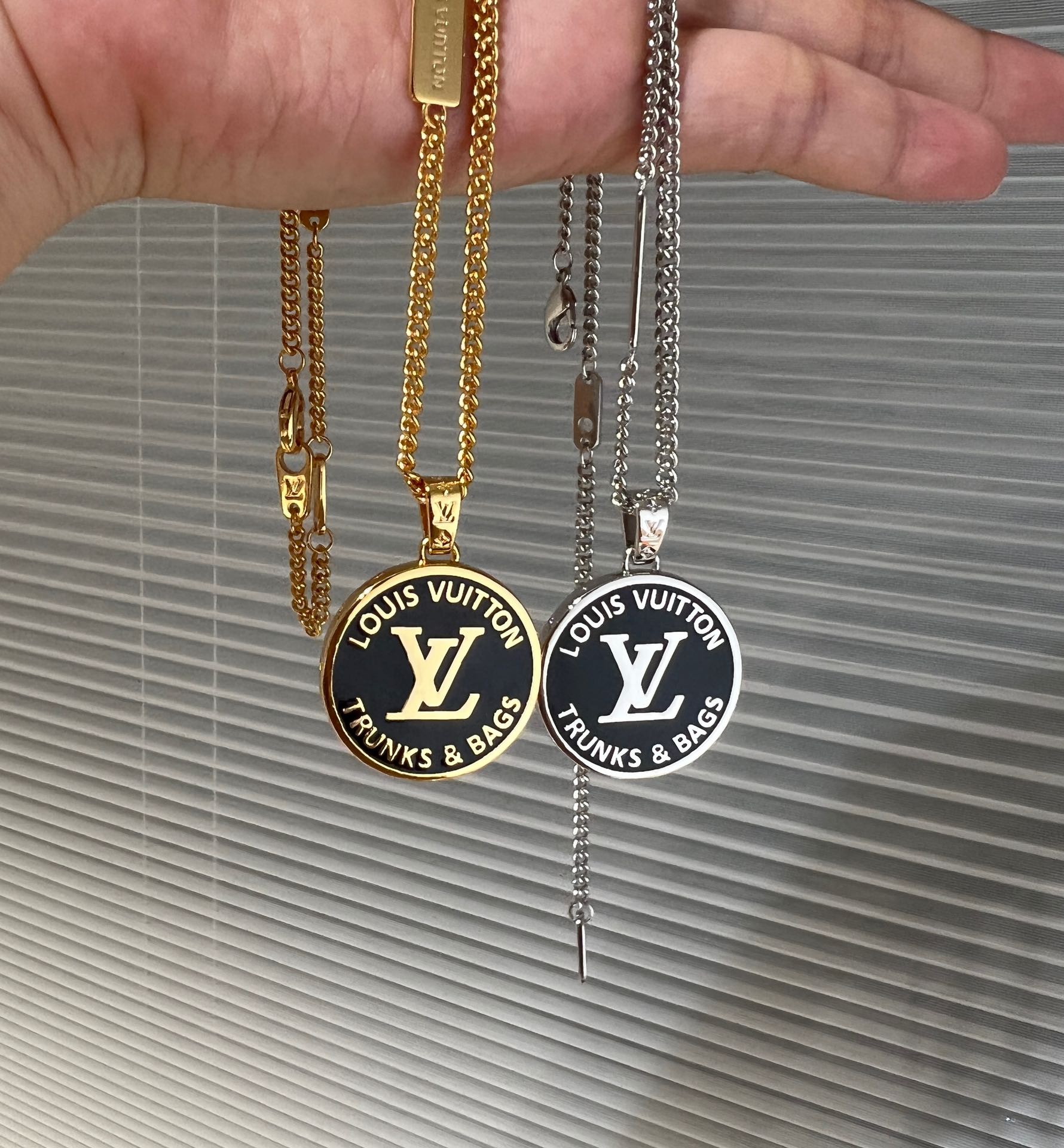 LV精品仿製銀色圓牌項鍊Trunks & Bags黑底款｜歐美奢侈品精品推薦