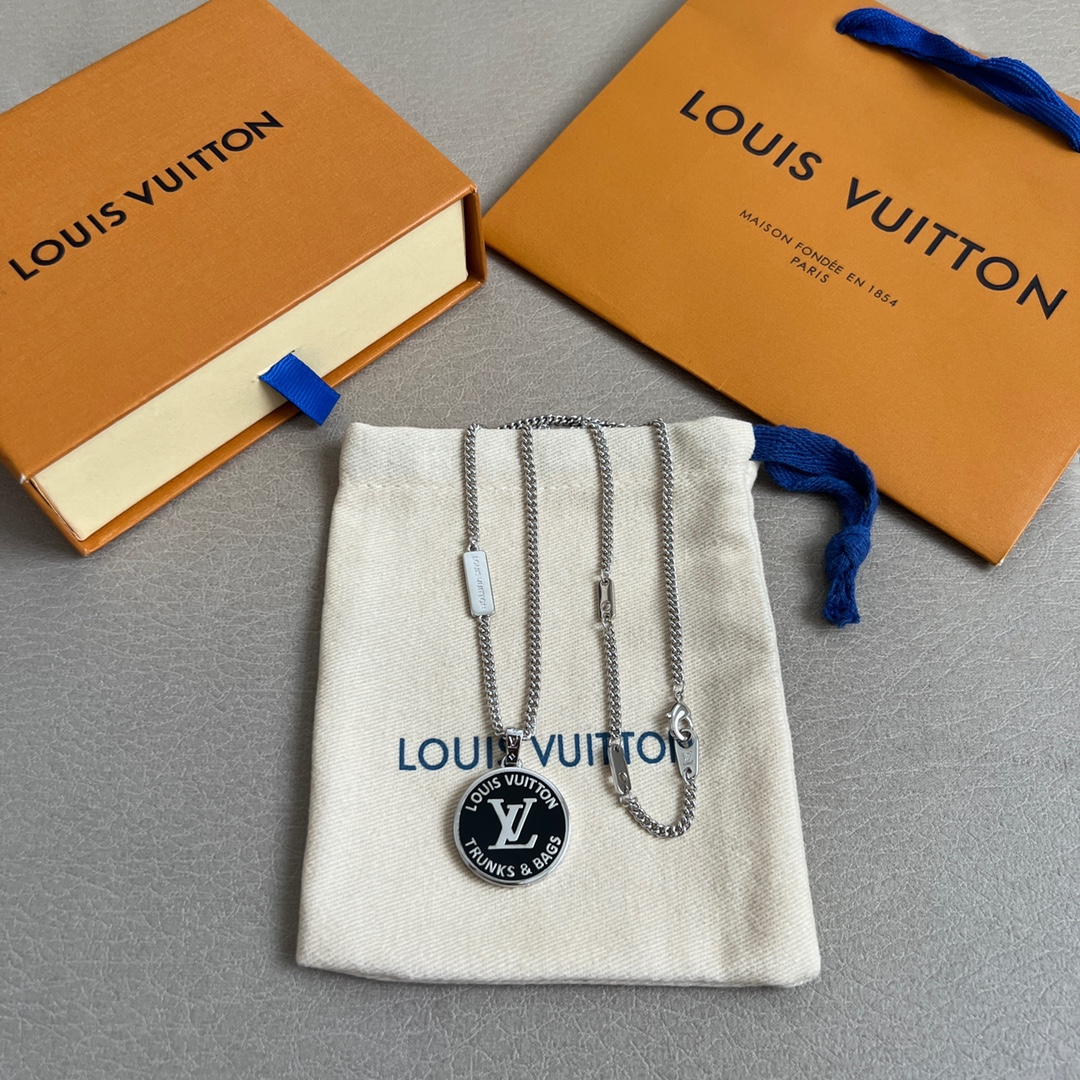 LV精品仿製銀色圓牌項鍊Trunks & Bags黑底款｜歐美奢侈品精品推薦