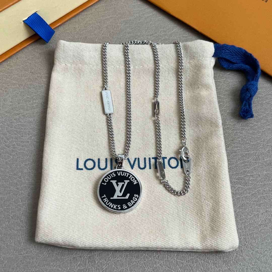 LV精品仿製銀色圓牌項鍊Trunks & Bags黑底款｜歐美奢侈品精品推薦