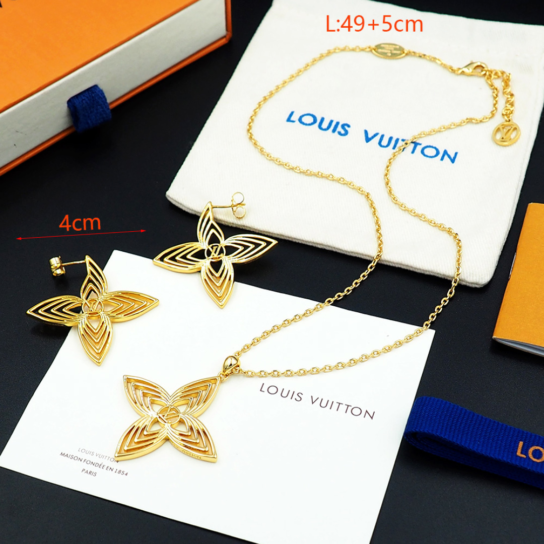 LV 原單四葉花瓣吊墜項鍊 金色精品飾品｜歐美奢侈品精品推薦