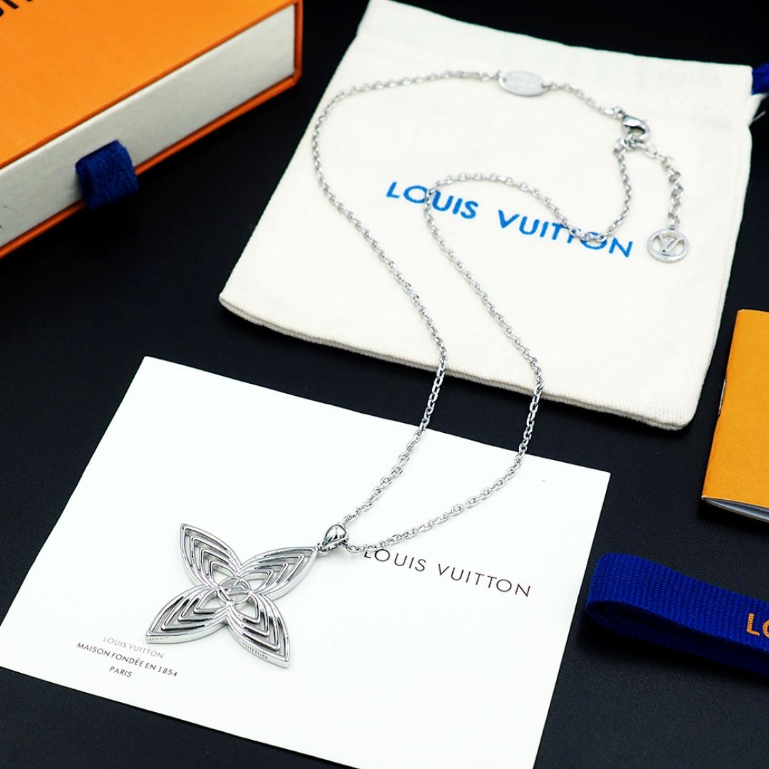 LV 原單四葉花瓣吊墜項鍊 銀色精品飾品｜歐美奢侈品精品推薦