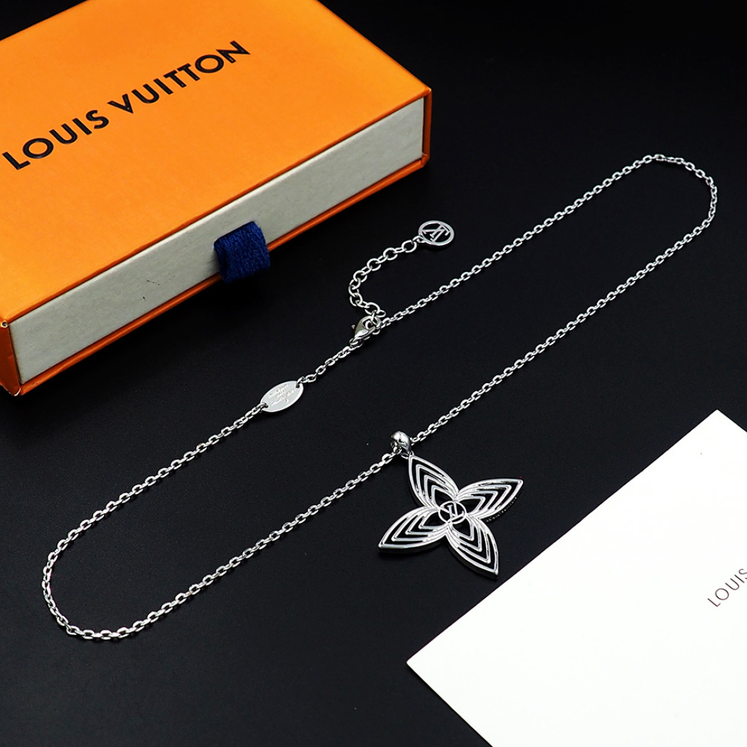 LV 原單四葉花瓣吊墜項鍊 銀色精品飾品｜歐美奢侈品精品推薦