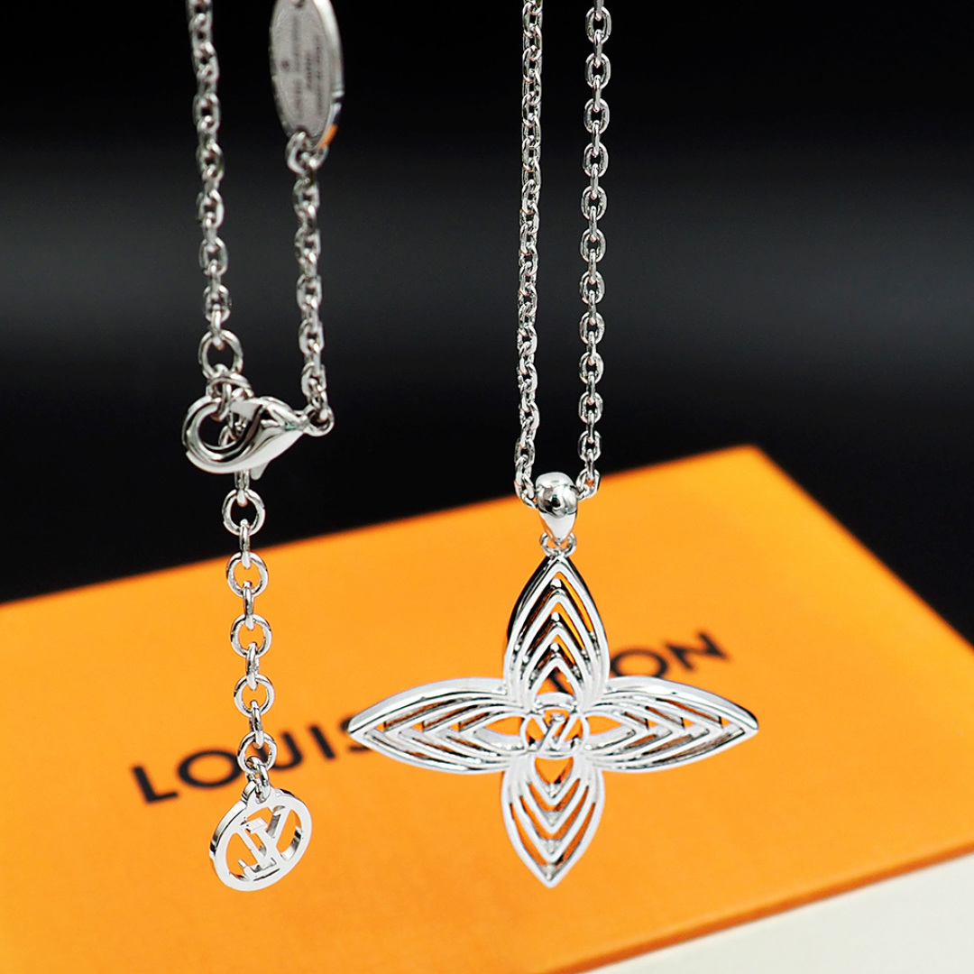 LV 原單四葉花瓣吊墜項鍊 銀色精品飾品｜歐美奢侈品精品推薦