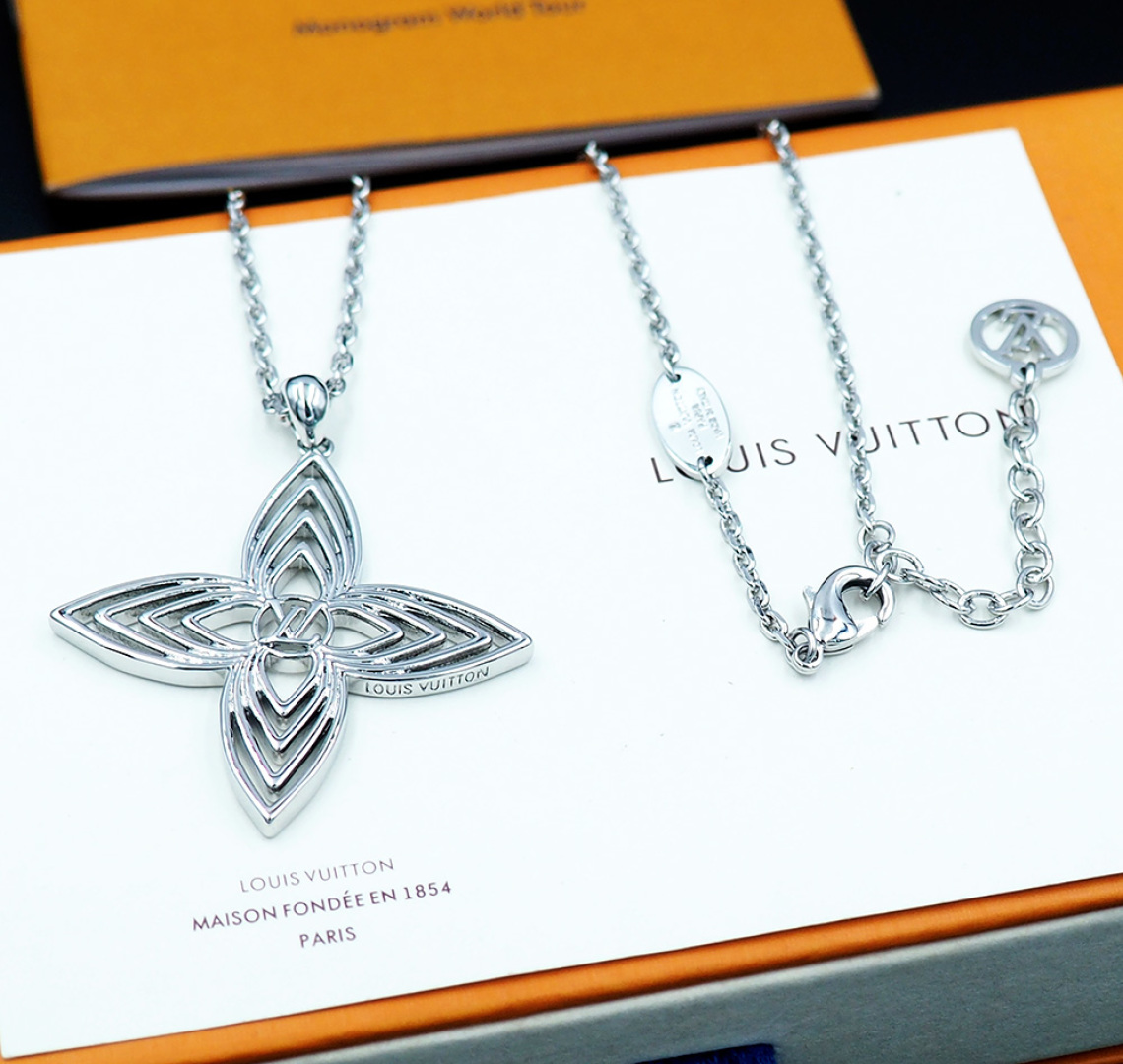 LV 原單四葉花瓣吊墜項鍊 銀色精品飾品｜歐美奢侈品精品推薦