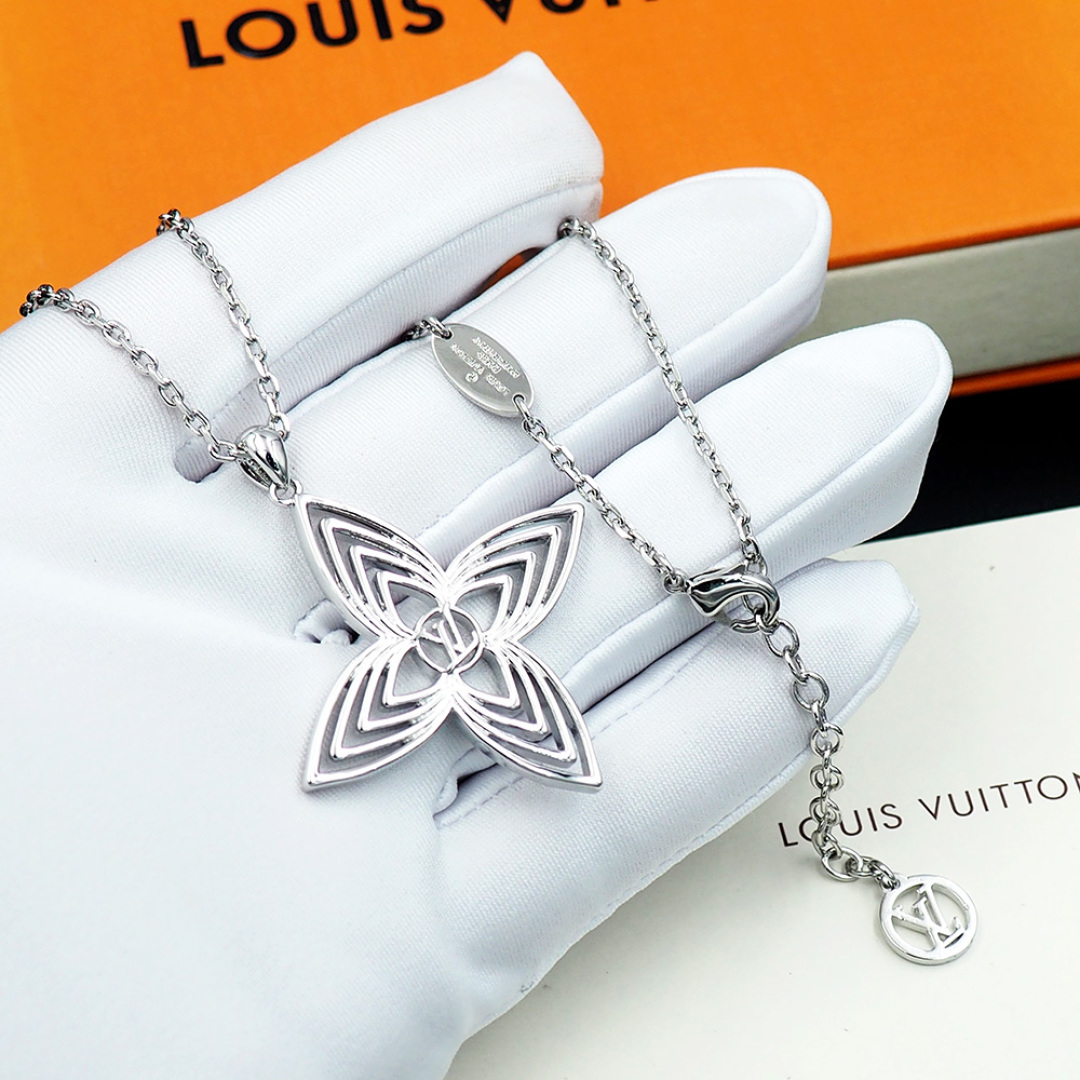 LV 原單四葉花瓣吊墜項鍊 銀色精品飾品｜歐美奢侈品精品推薦