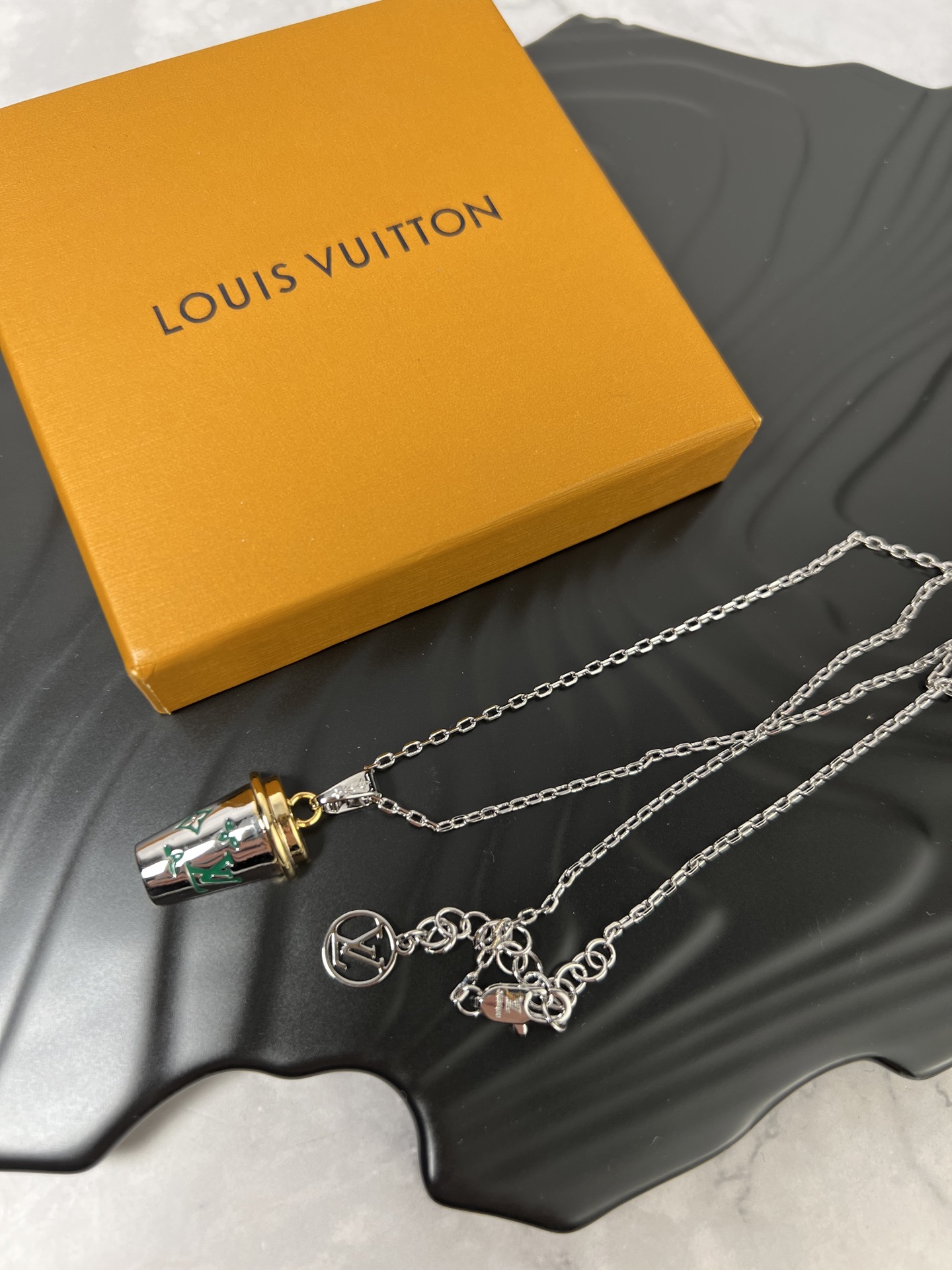LV高仿金色飲料杯吊墜項鍊趣味造型時尚配件｜歐美奢侈品精品推薦