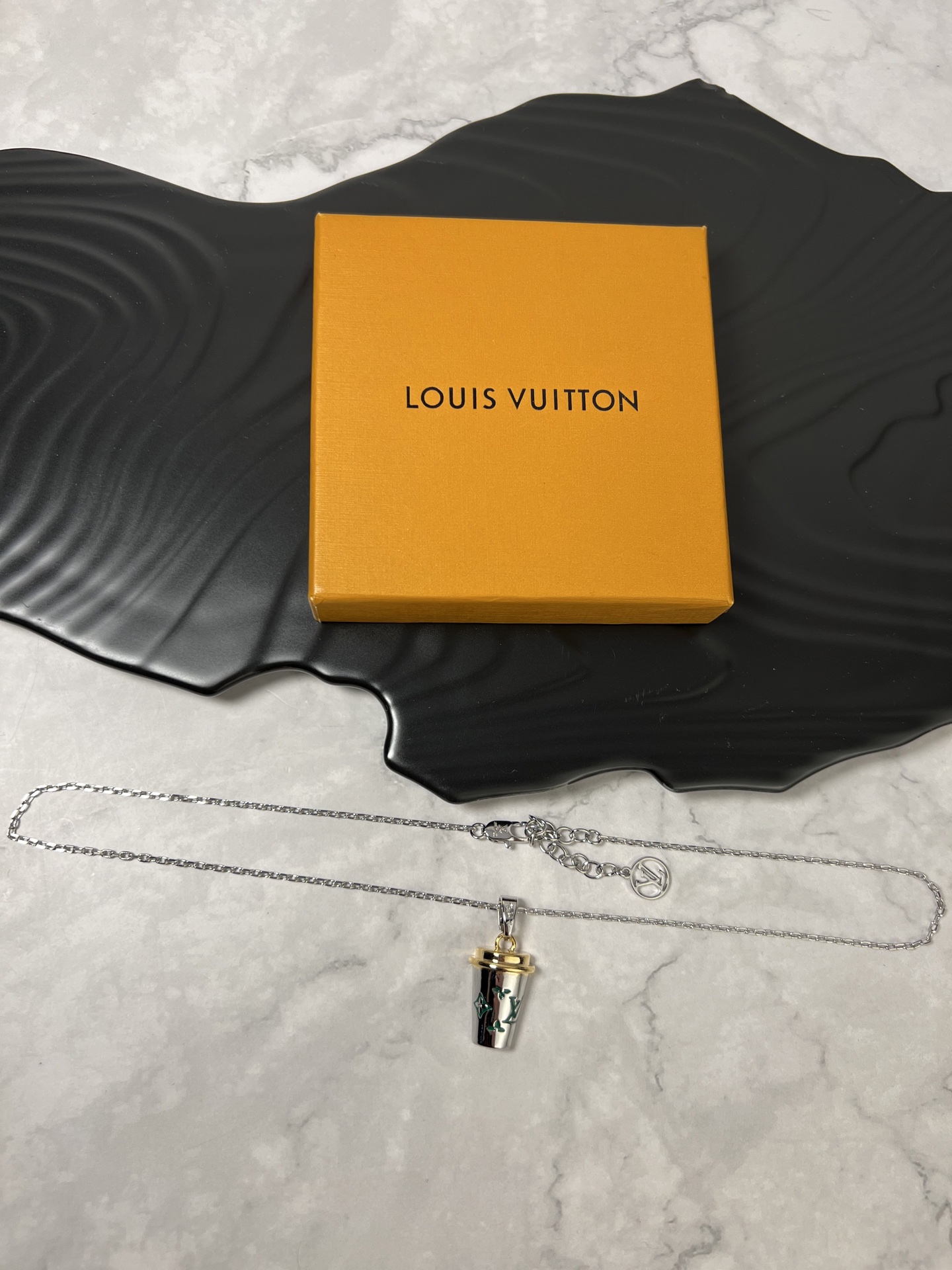 LV高仿金色飲料杯吊墜項鍊趣味造型時尚配件｜歐美奢侈品精品推薦