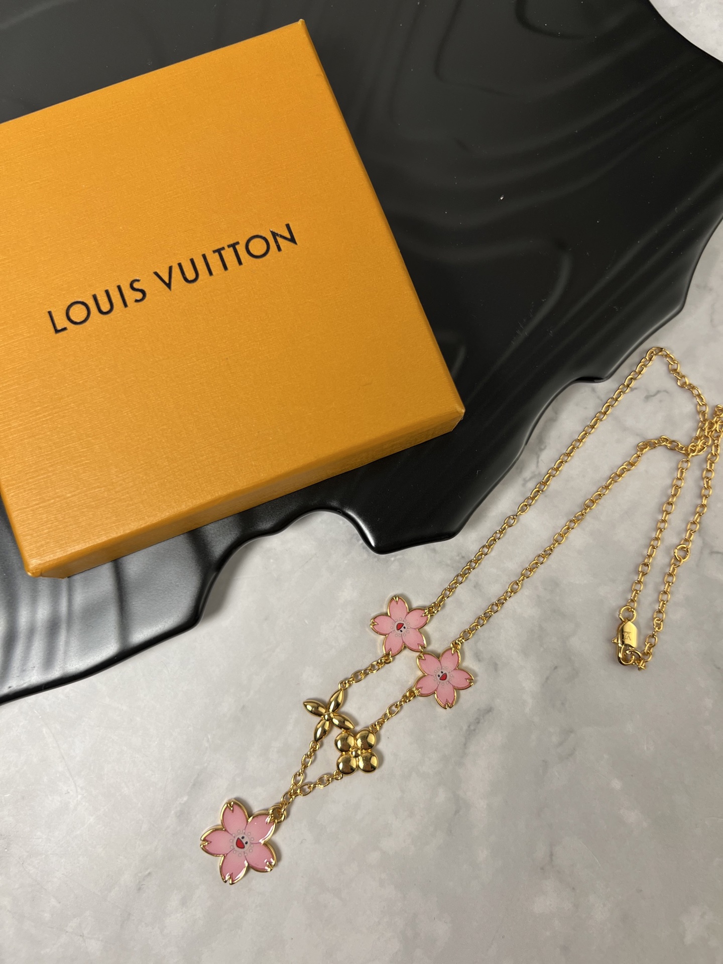 LV高仿金色櫻花項鍊甜美浪漫多層次吊墜設計｜歐美奢侈品精品推薦