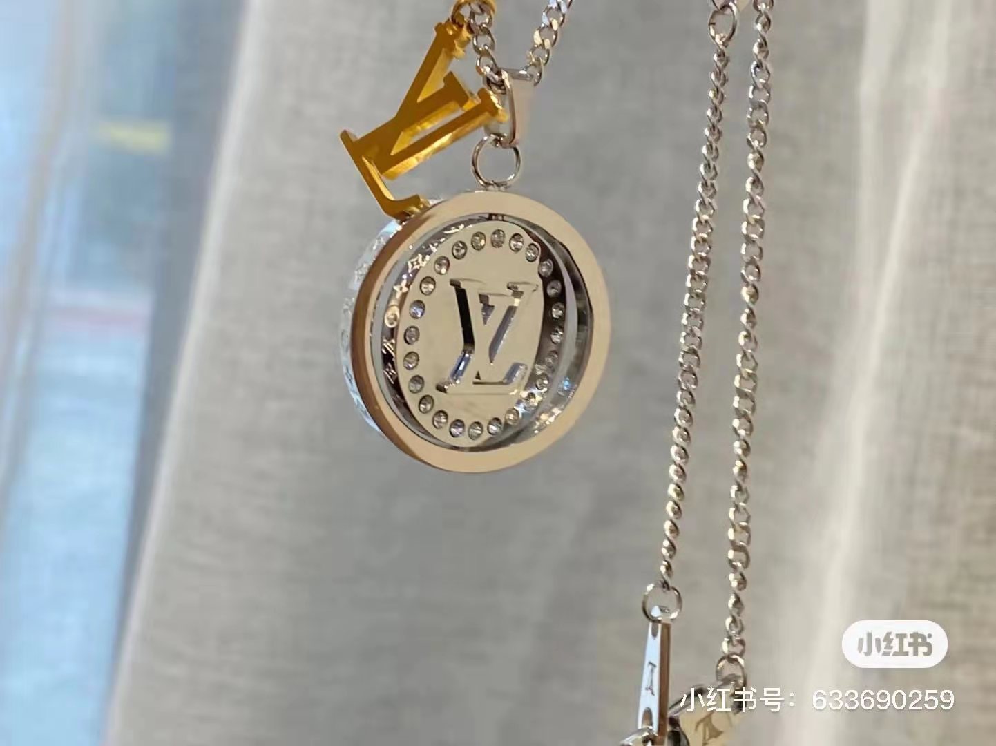 LV高仿女士銀色圓形吊墜項鍊 閃鑽裝飾百搭設計｜歐美奢侈品精品推薦