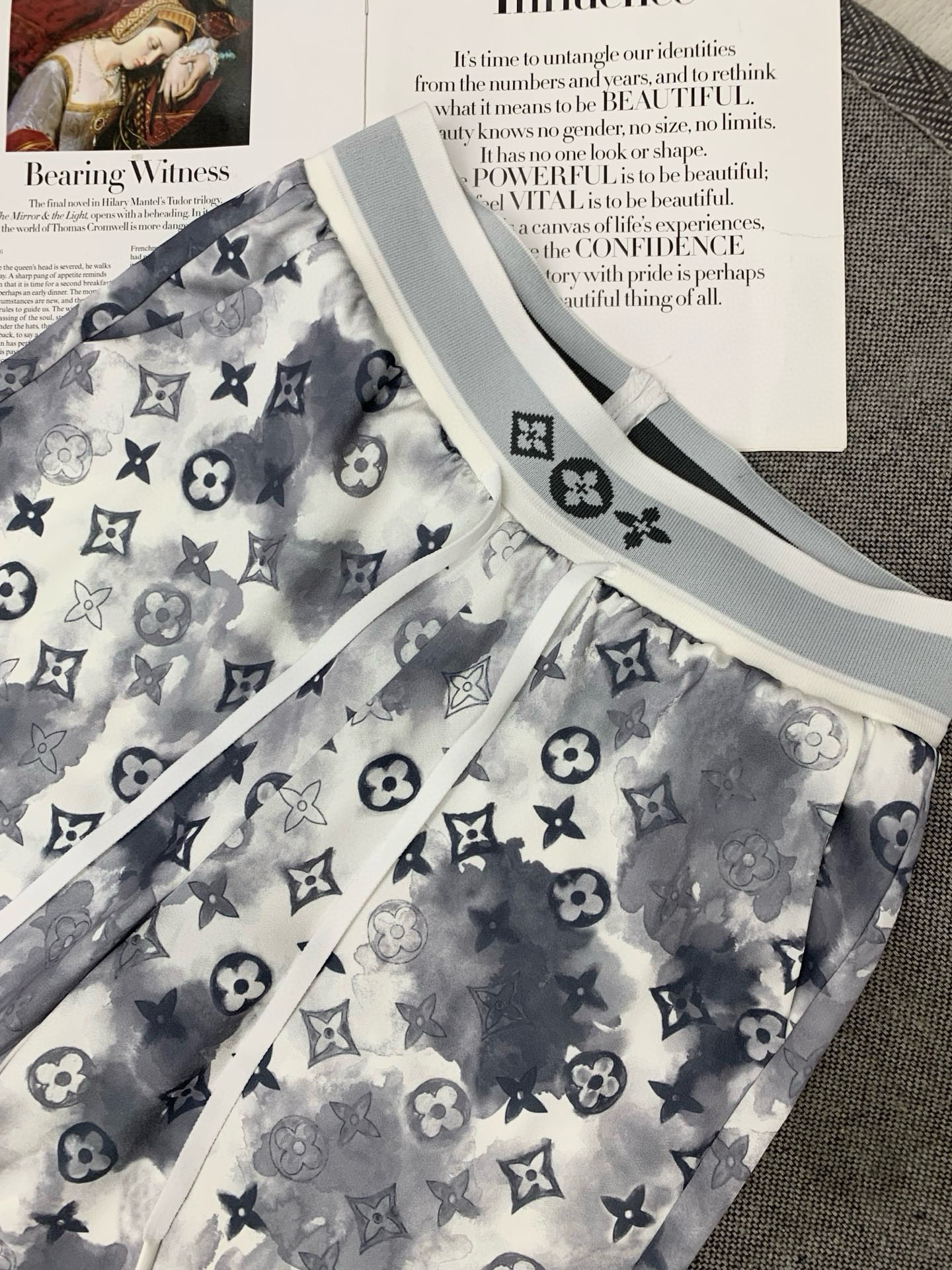 LV高仿女士寬鬆休閒長褲水墨灰印花設計｜歐美奢侈品精品推薦