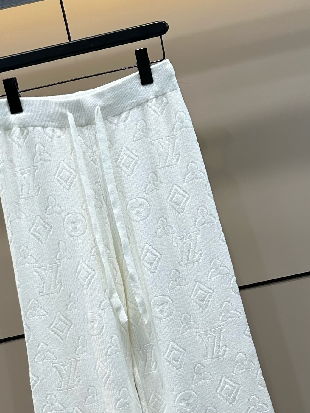 LV高仿女士白色提花寬腿長褲 經典Monogram休閒褲｜歐美奢侈品精品推薦