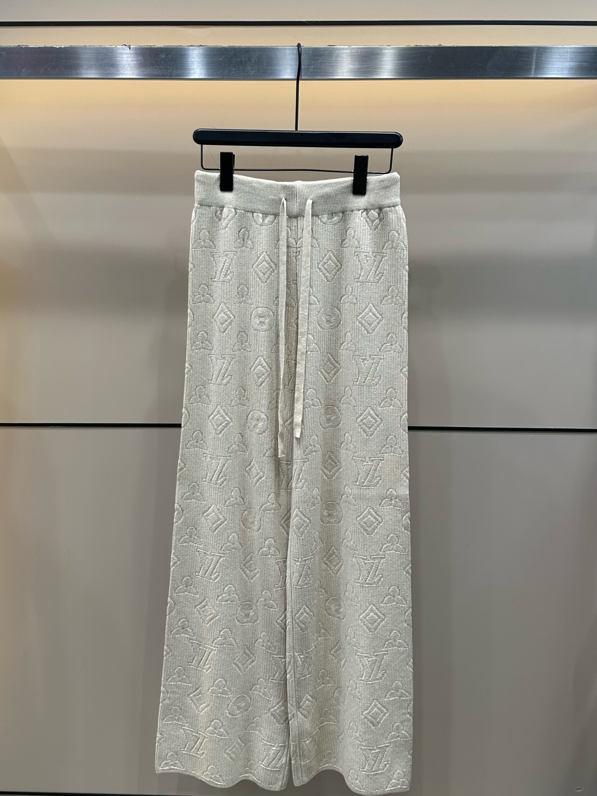 LV高仿女士白色提花寬腿長褲 經典Monogram休閒褲｜歐美奢侈品精品推薦