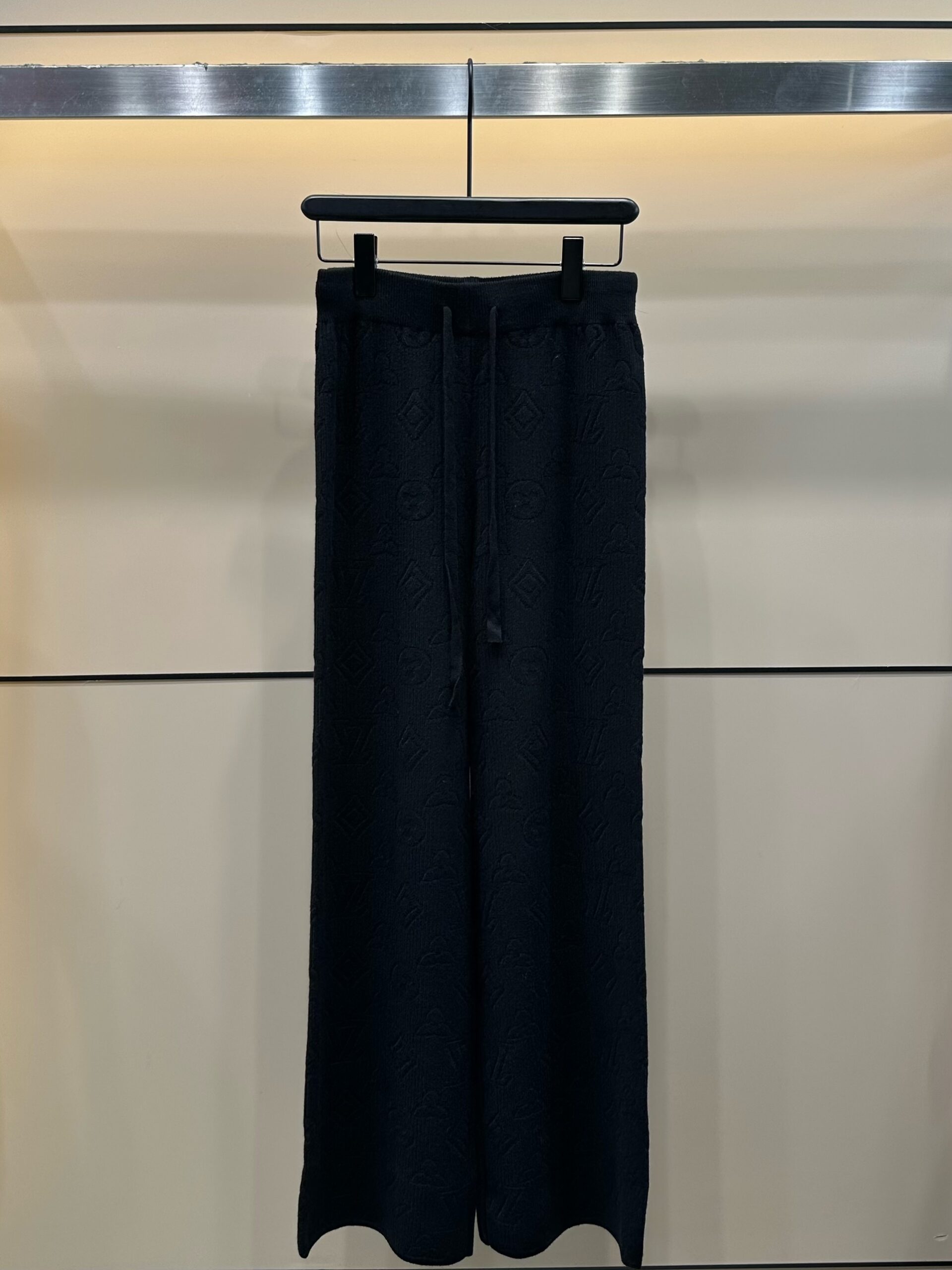 LV高仿女士白色提花寬腿長褲 經典Monogram休閒褲｜歐美奢侈品精品推薦