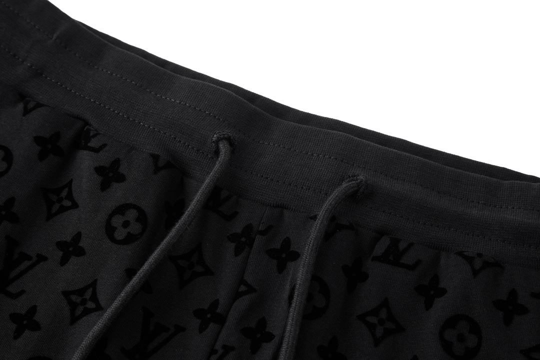 LV 高仿男士休閒短褲 黑色Monogram全印花設計 舒適百搭款｜歐美奢侈品精品推薦