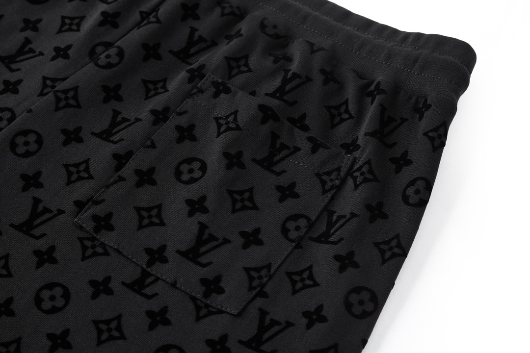 LV 高仿男士休閒短褲 黑色Monogram全印花設計 舒適百搭款｜歐美奢侈品精品推薦