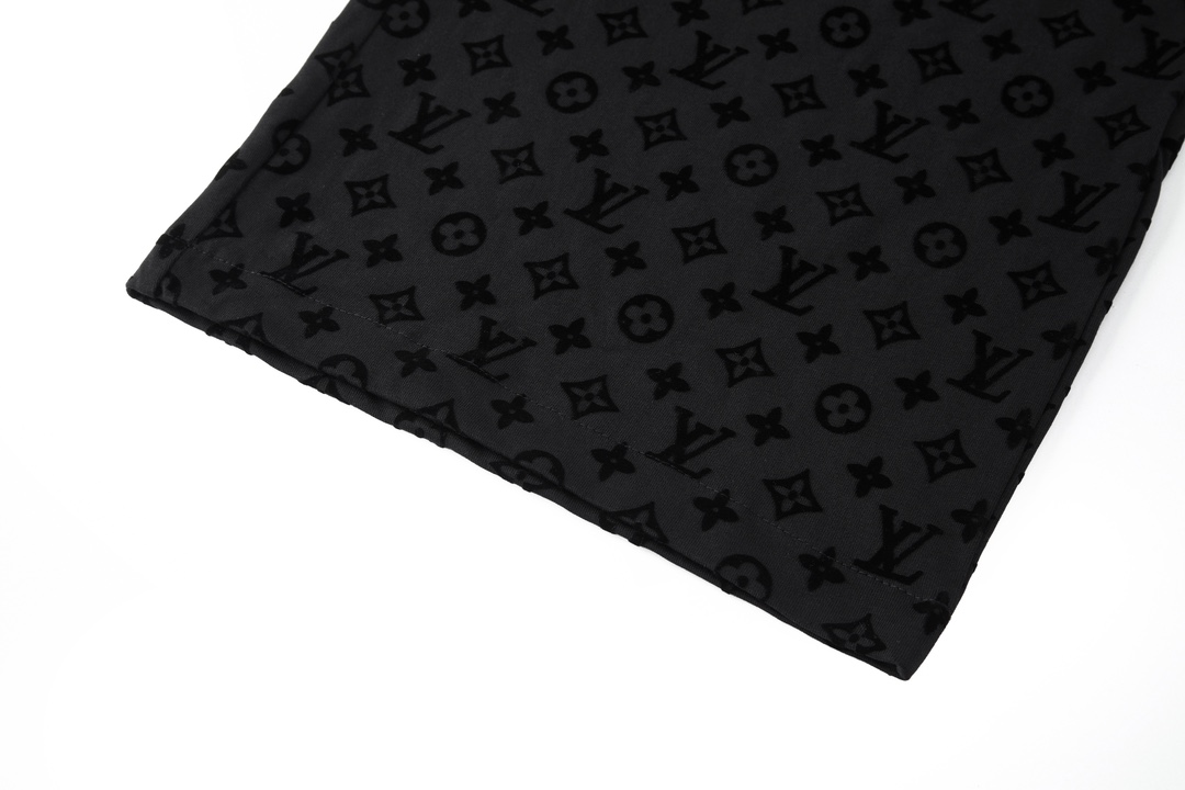 LV 高仿男士休閒短褲 黑色Monogram全印花設計 舒適百搭款｜歐美奢侈品精品推薦
