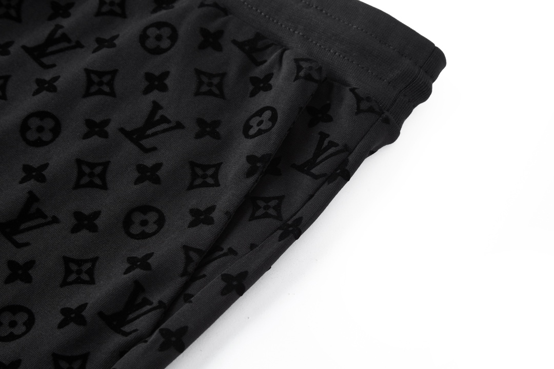LV 高仿男士休閒短褲 黑色Monogram全印花設計 舒適百搭款｜歐美奢侈品精品推薦