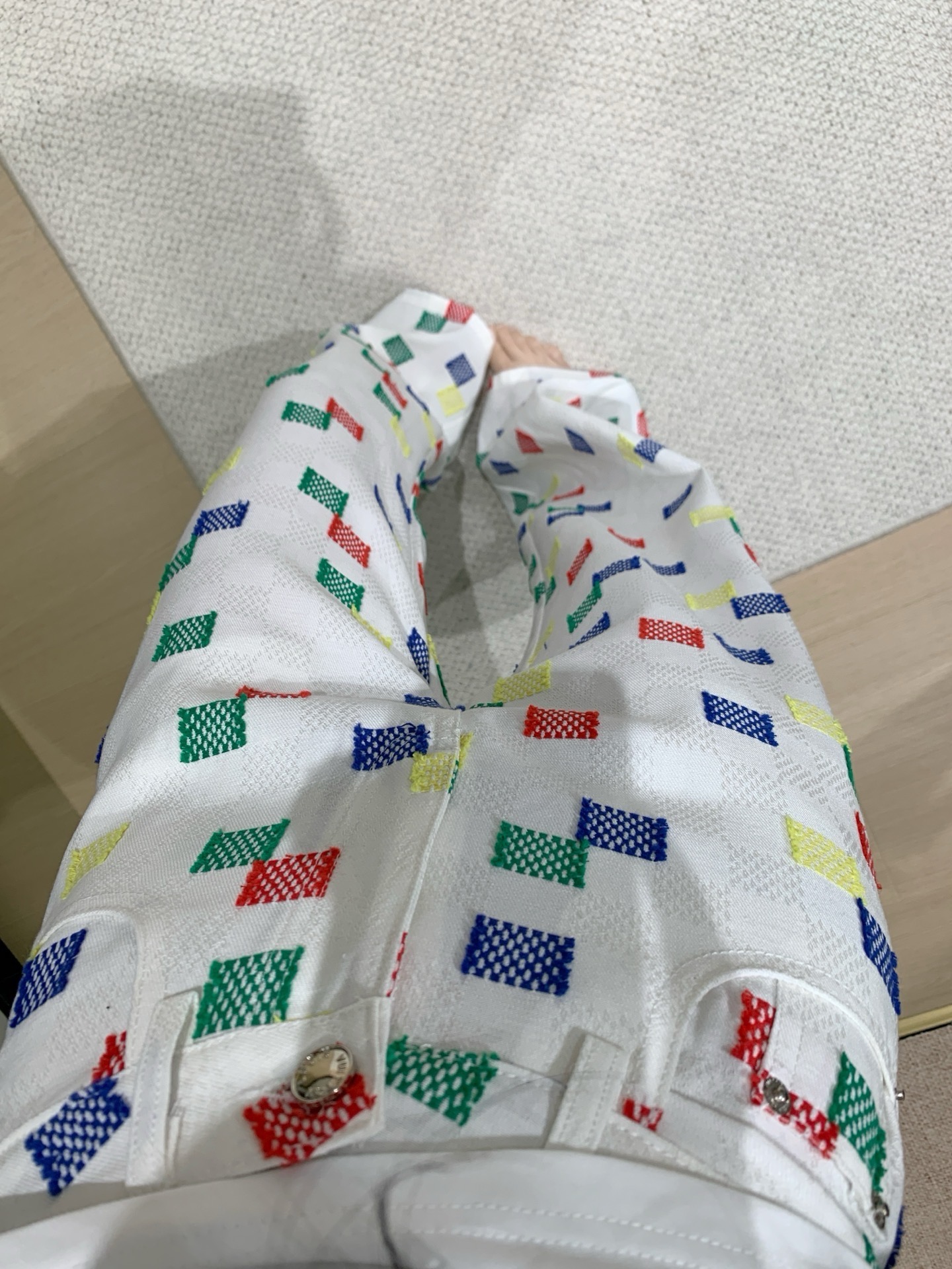 LV高仿女士白色彩色方塊印花直筒褲時尚休閒款｜歐美奢侈品精品推薦