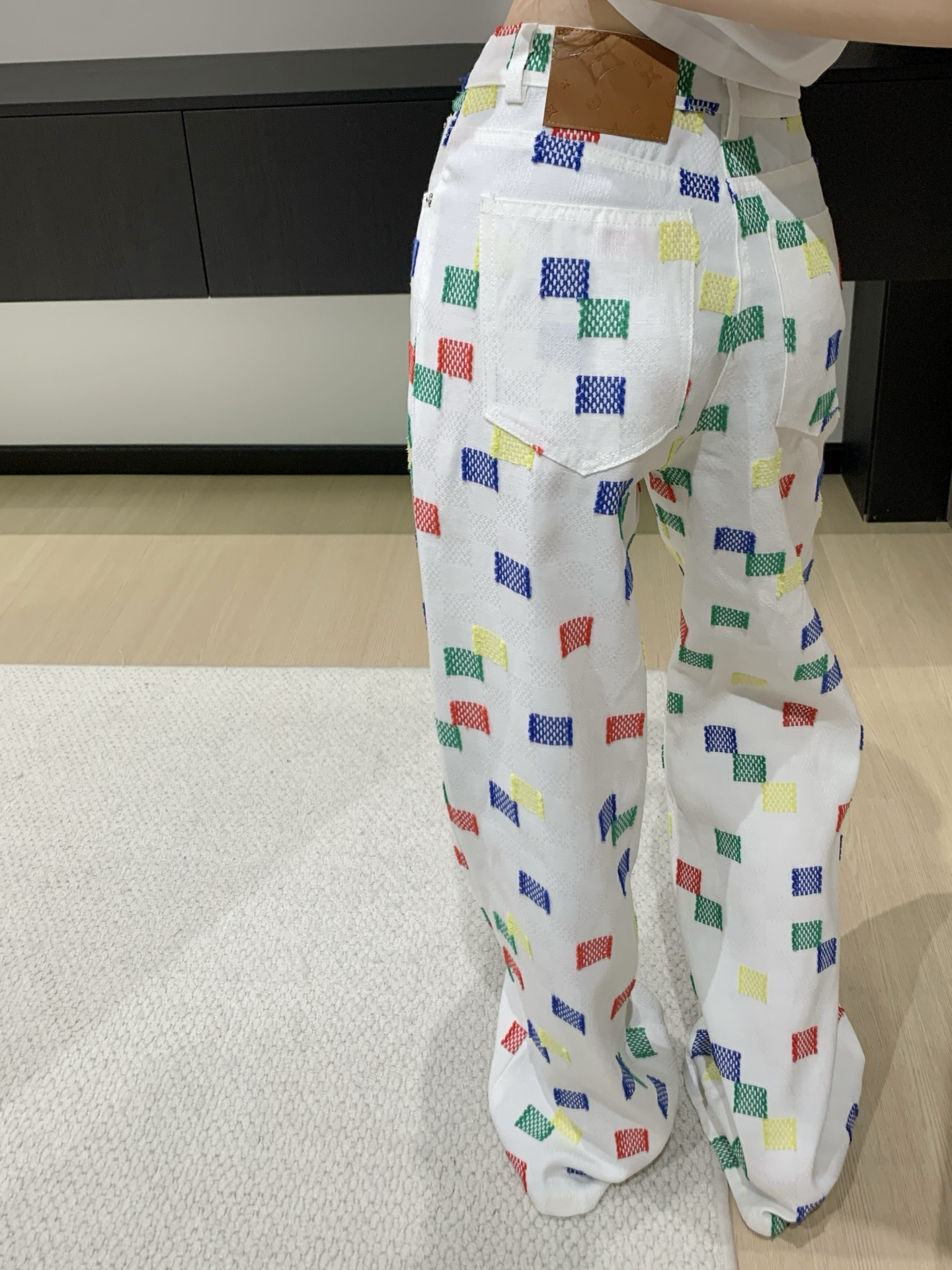 LV高仿女士白色彩色方塊印花直筒褲時尚休閒款｜歐美奢侈品精品推薦