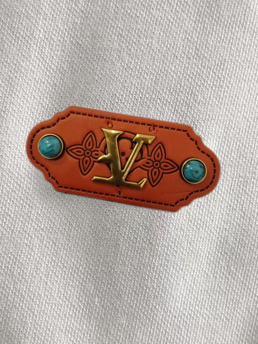 LV 精品仿製男士運動長褲白色徽章設計休閒百搭款｜歐美奢侈品精品推薦