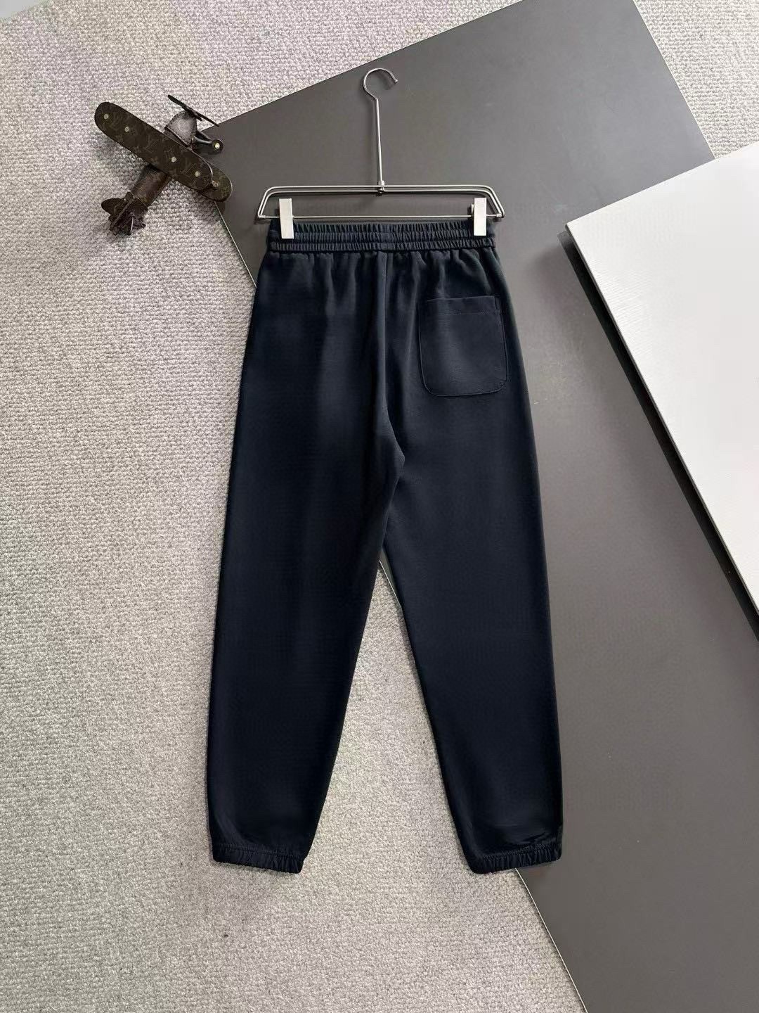 LV 高仿男士運動長褲黑色徽章簡約休閒潮流款｜歐美奢侈品精品推薦