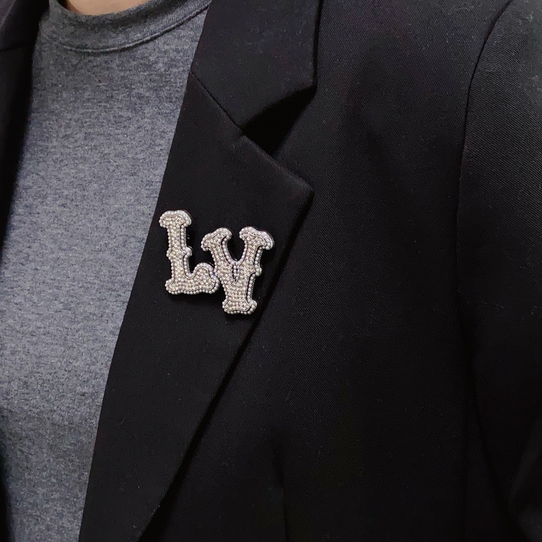 LV 高仿水鑽字母胸針 男士女士通用 時尚百搭配飾｜歐美奢侈品精品推薦