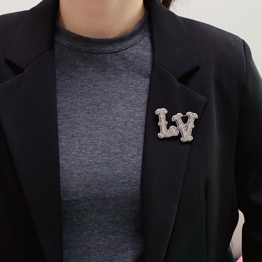 LV 高仿水鑽字母胸針 男士女士通用 時尚百搭配飾｜歐美奢侈品精品推薦