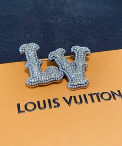 LV 高仿水鑽字母胸針 男士女士通用 時尚百搭配飾
