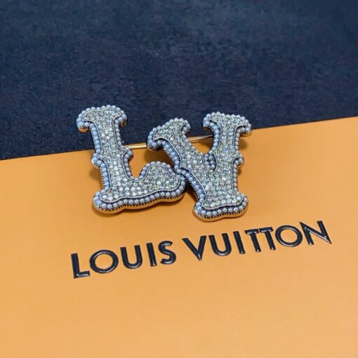 LV 高仿水鑽字母胸針 男士女士通用 時尚百搭配飾