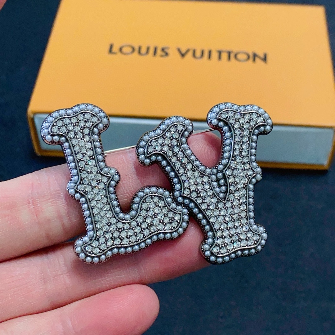 LV 高仿水鑽字母胸針 男士女士通用 時尚百搭配飾｜歐美奢侈品精品推薦