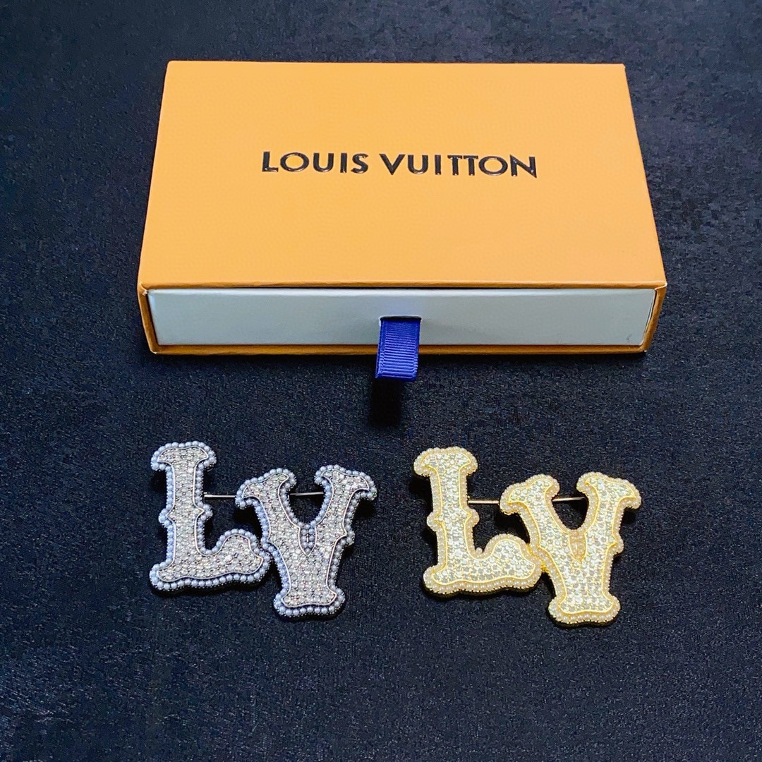 LV 高仿水鑽字母胸針 男士女士通用 時尚百搭配飾｜歐美奢侈品精品推薦