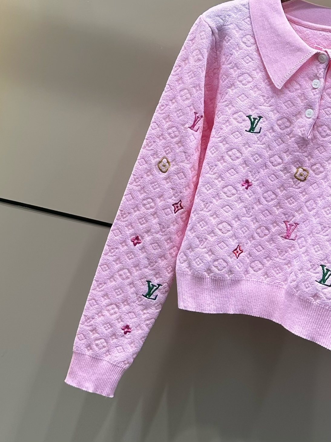 LV高仿粉色翻領刺繡Logo針織衫外套甜美百搭｜歐美奢侈品精品推薦