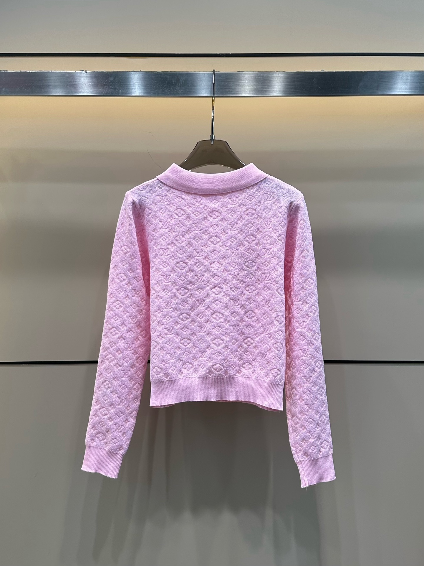 LV高仿粉色翻領刺繡Logo針織衫外套甜美百搭｜歐美奢侈品精品推薦