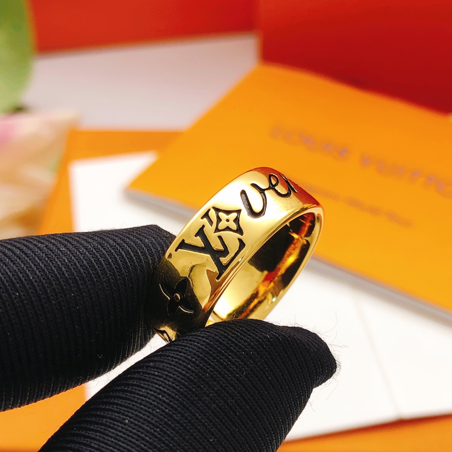LV高仿金色開口戒指Monogram雕刻簡約時尚款｜歐美奢侈品精品推薦