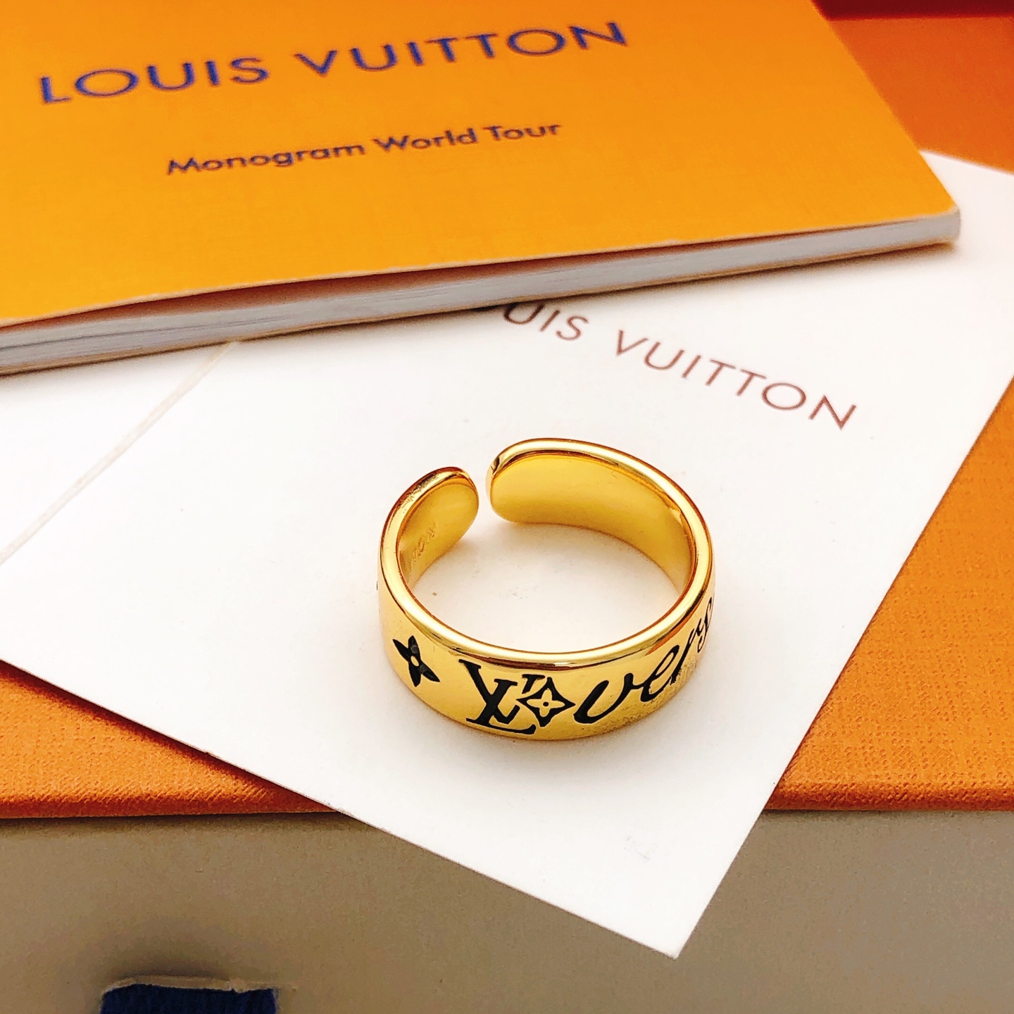 LV高仿金色開口戒指Monogram雕刻簡約時尚款｜歐美奢侈品精品推薦