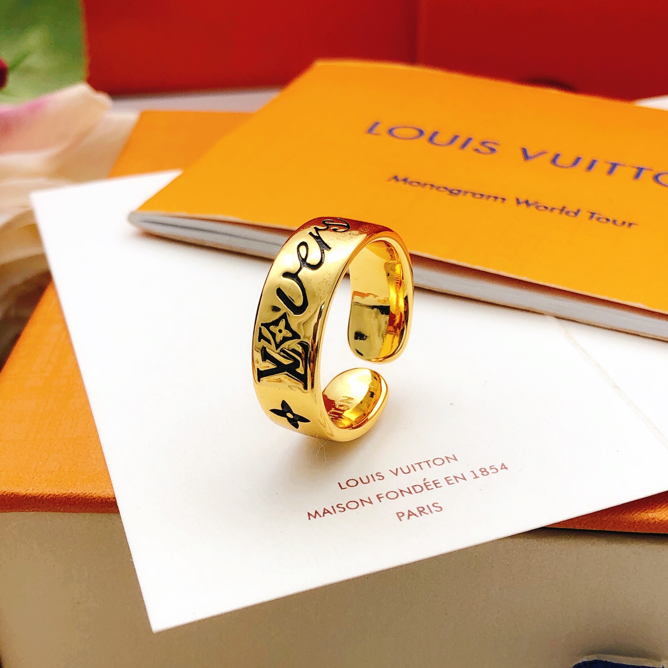 LV高仿金色開口戒指Monogram雕刻簡約時尚款｜歐美奢侈品精品推薦