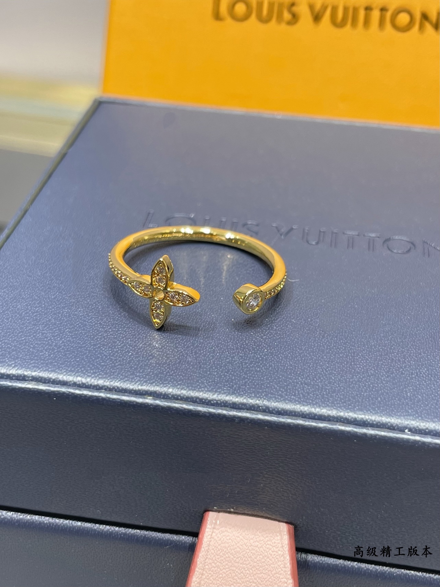 LV高仿女士金色滿鑽花形開口戒指時尚百搭奢華設計款｜歐美奢侈品精品推薦