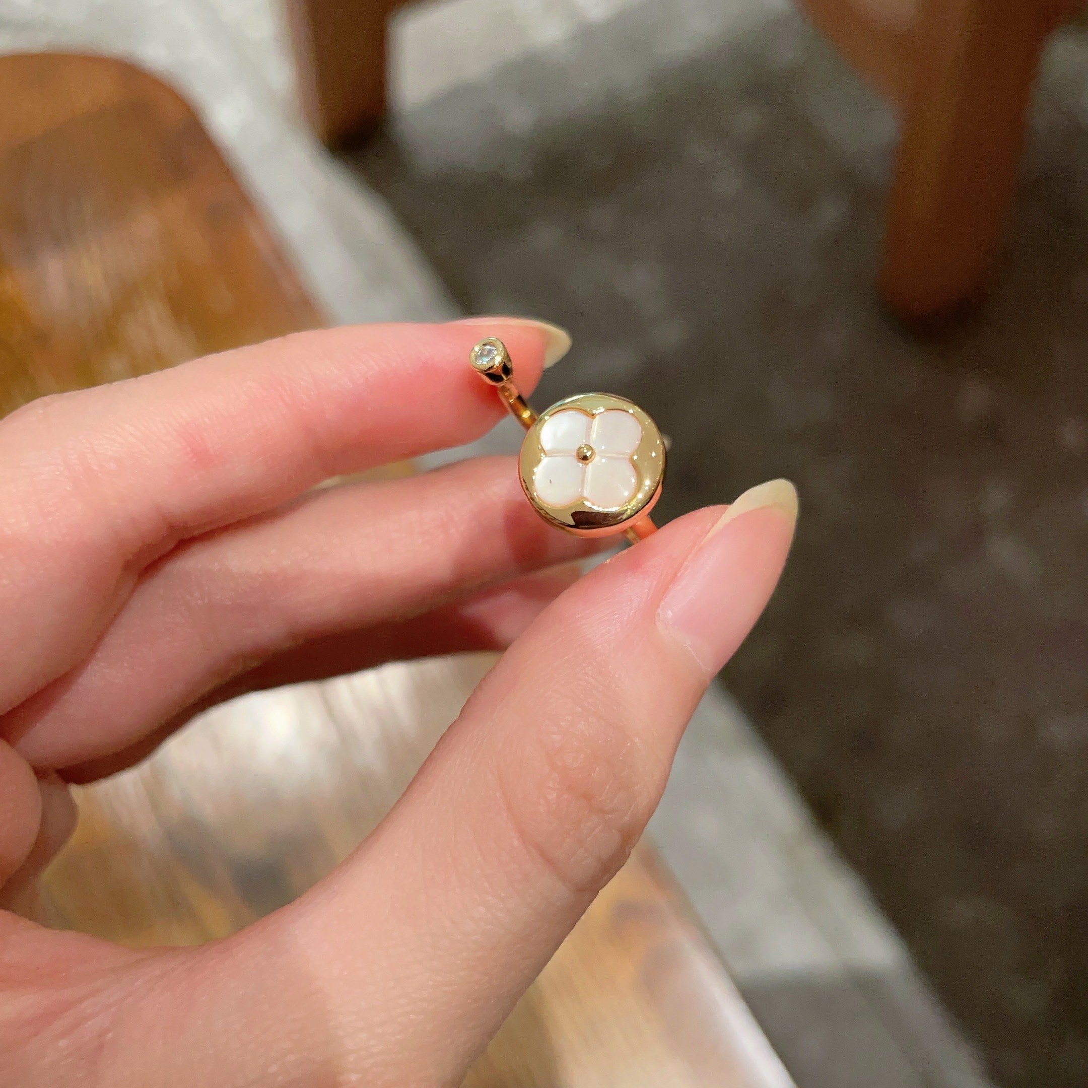 LV高仿女士戒指 珍珠母貝花形設計 開口可調節典雅百搭｜歐美奢侈品精品推薦