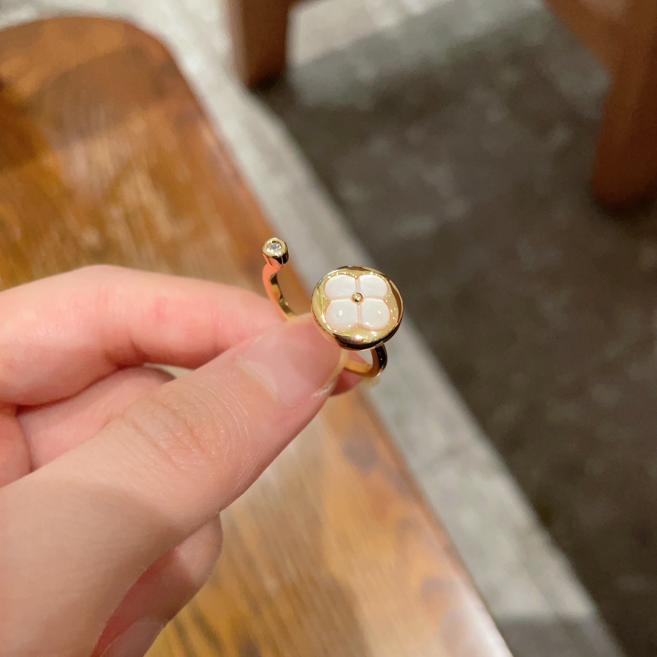 LV高仿女士戒指 珍珠母貝花形設計 開口可調節典雅百搭｜歐美奢侈品精品推薦