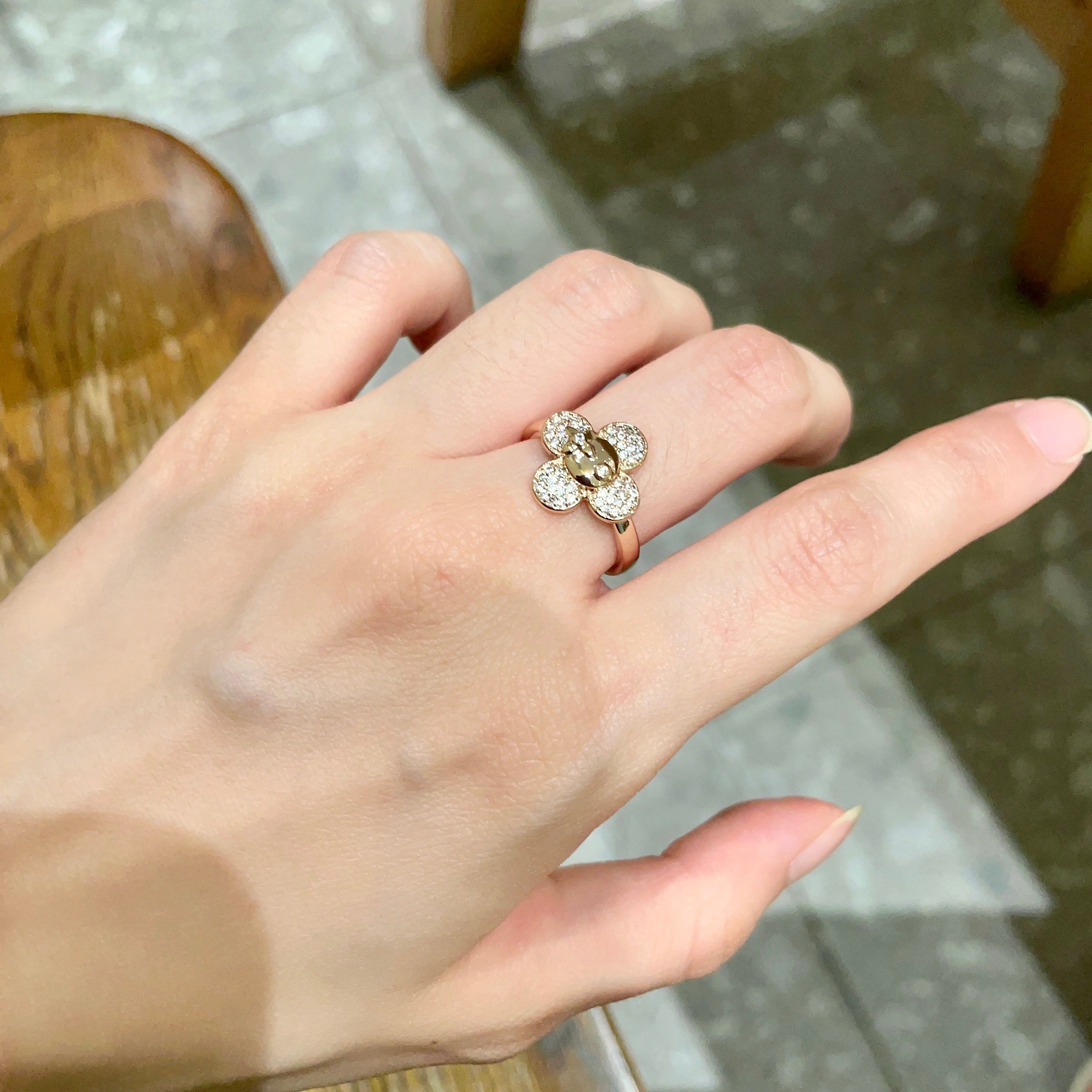 LV 高仿女士四葉花型鑽戒 奢華鋯鑽點綴 典雅百搭｜歐美奢侈品精品推薦