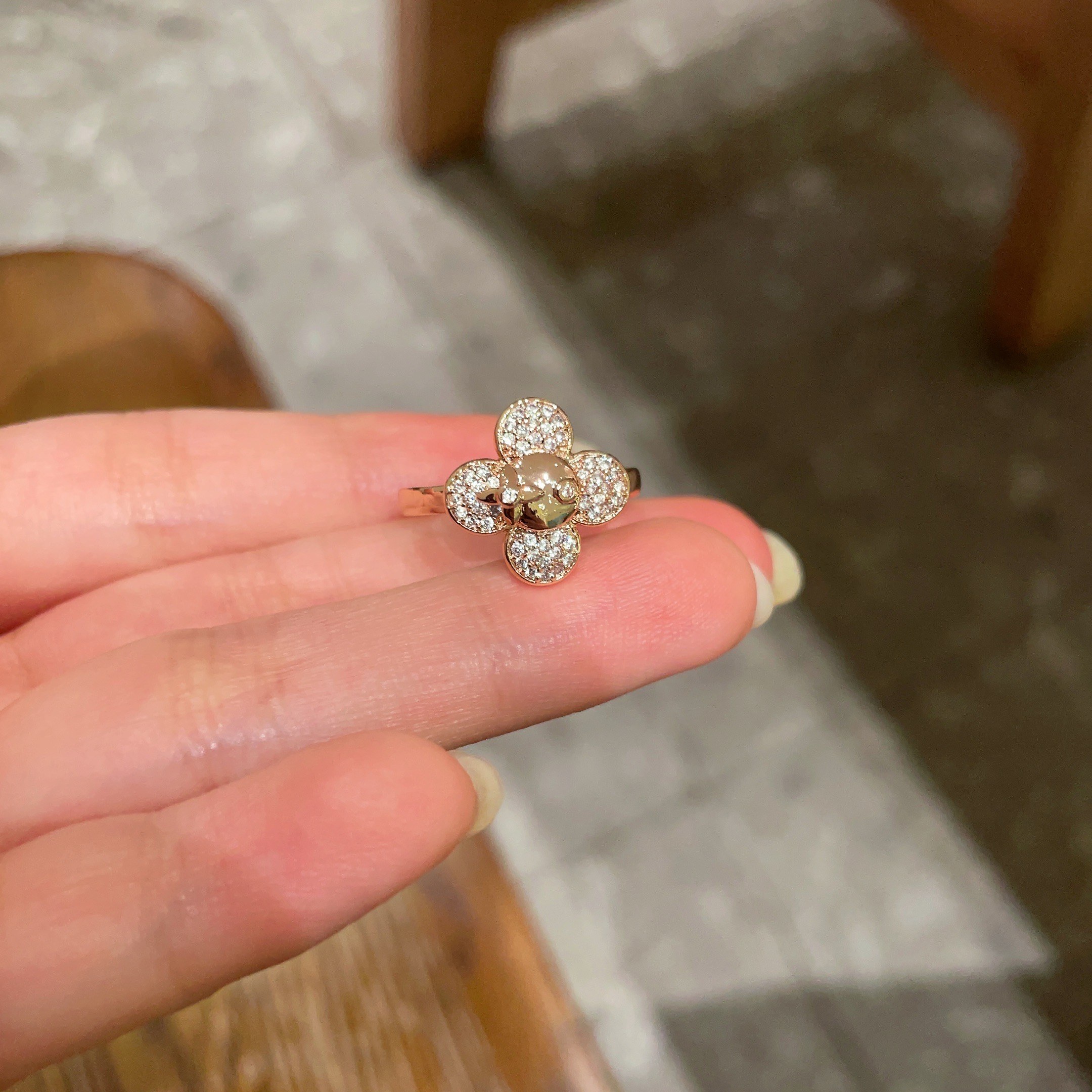 LV 高仿女士四葉花型鑽戒 奢華鋯鑽點綴 典雅百搭｜歐美奢侈品精品推薦