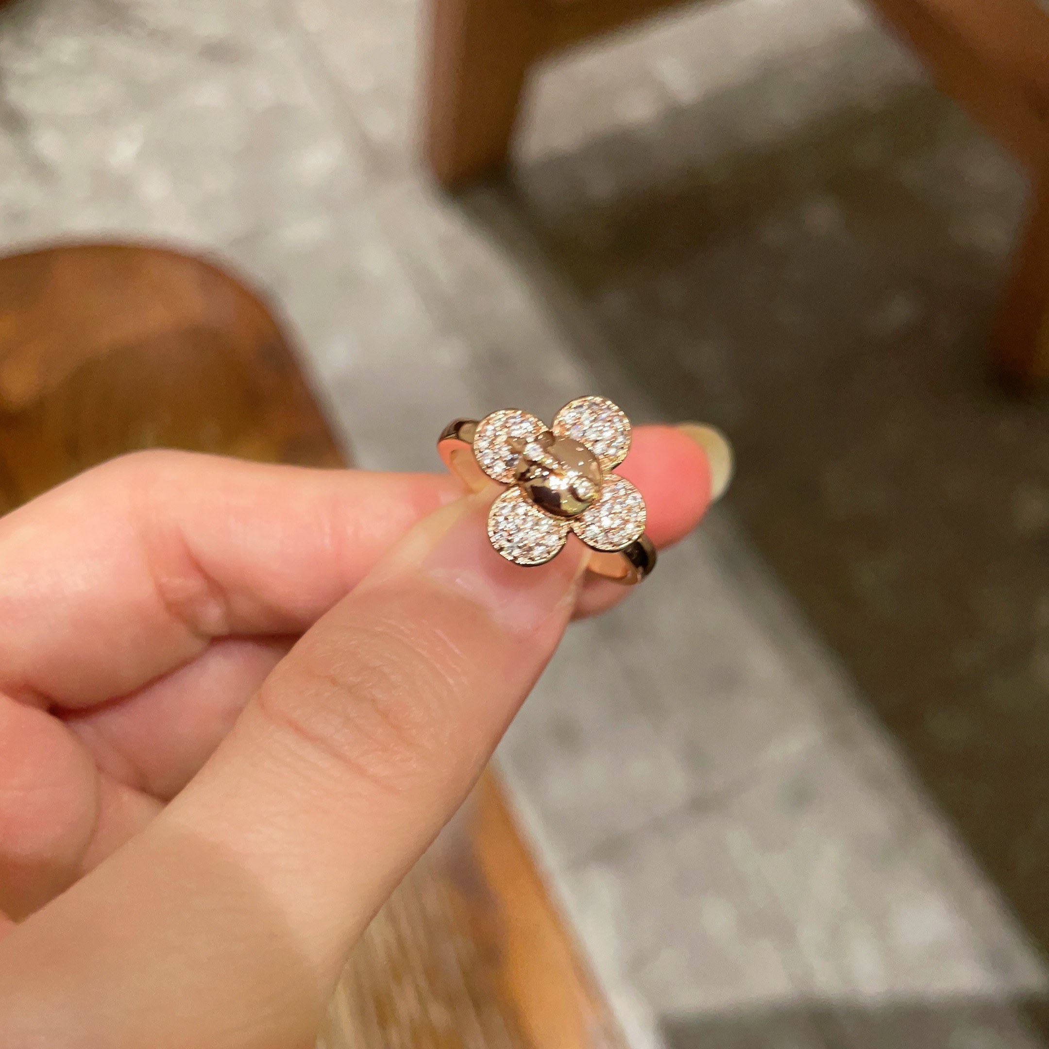 LV 高仿女士四葉花型鑽戒 奢華鋯鑽點綴 典雅百搭｜歐美奢侈品精品推薦