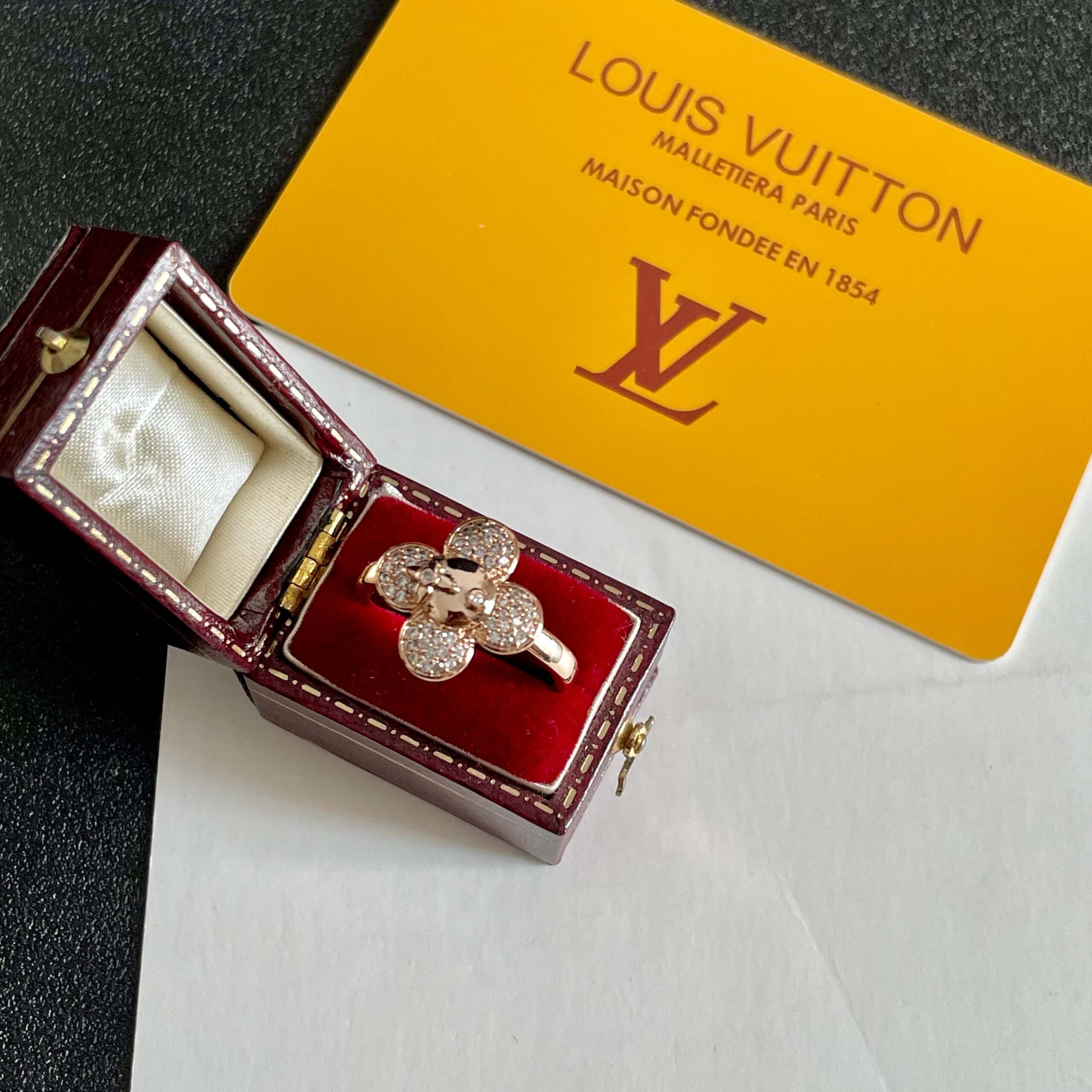 LV 高仿女士四葉花型鑽戒 奢華鋯鑽點綴 典雅百搭｜歐美奢侈品精品推薦
