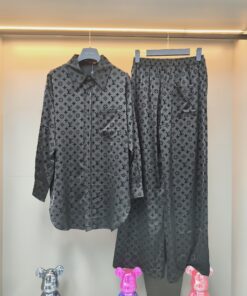 LV高仿男女款黑色長袖長褲套裝低調滿版Logo設計