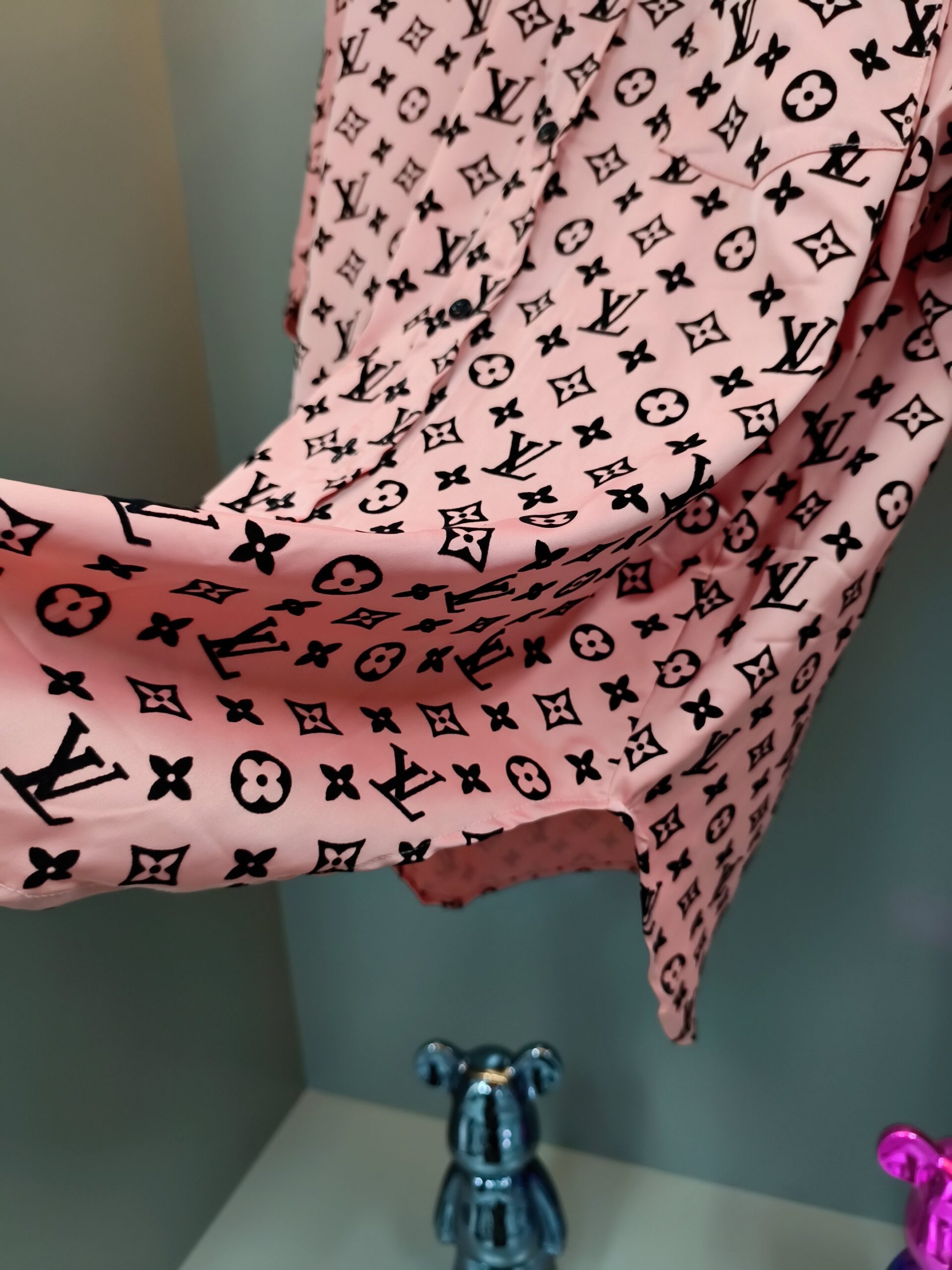 LV高仿男女款粉色長袖長褲套裝滿版Logo時尚設計｜歐美奢侈品精品推薦