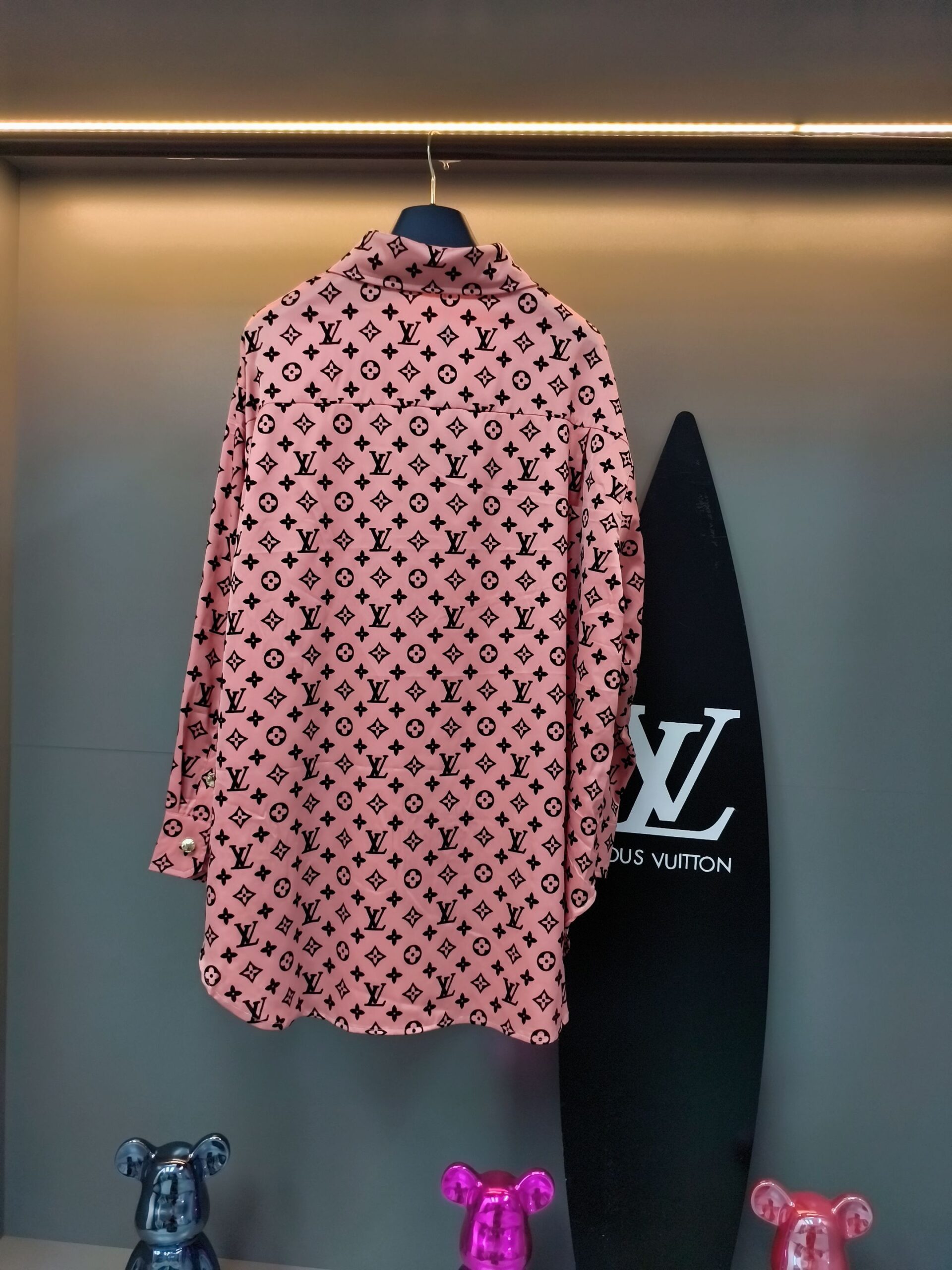 LV高仿男女款粉色長袖長褲套裝滿版Logo時尚設計｜歐美奢侈品精品推薦