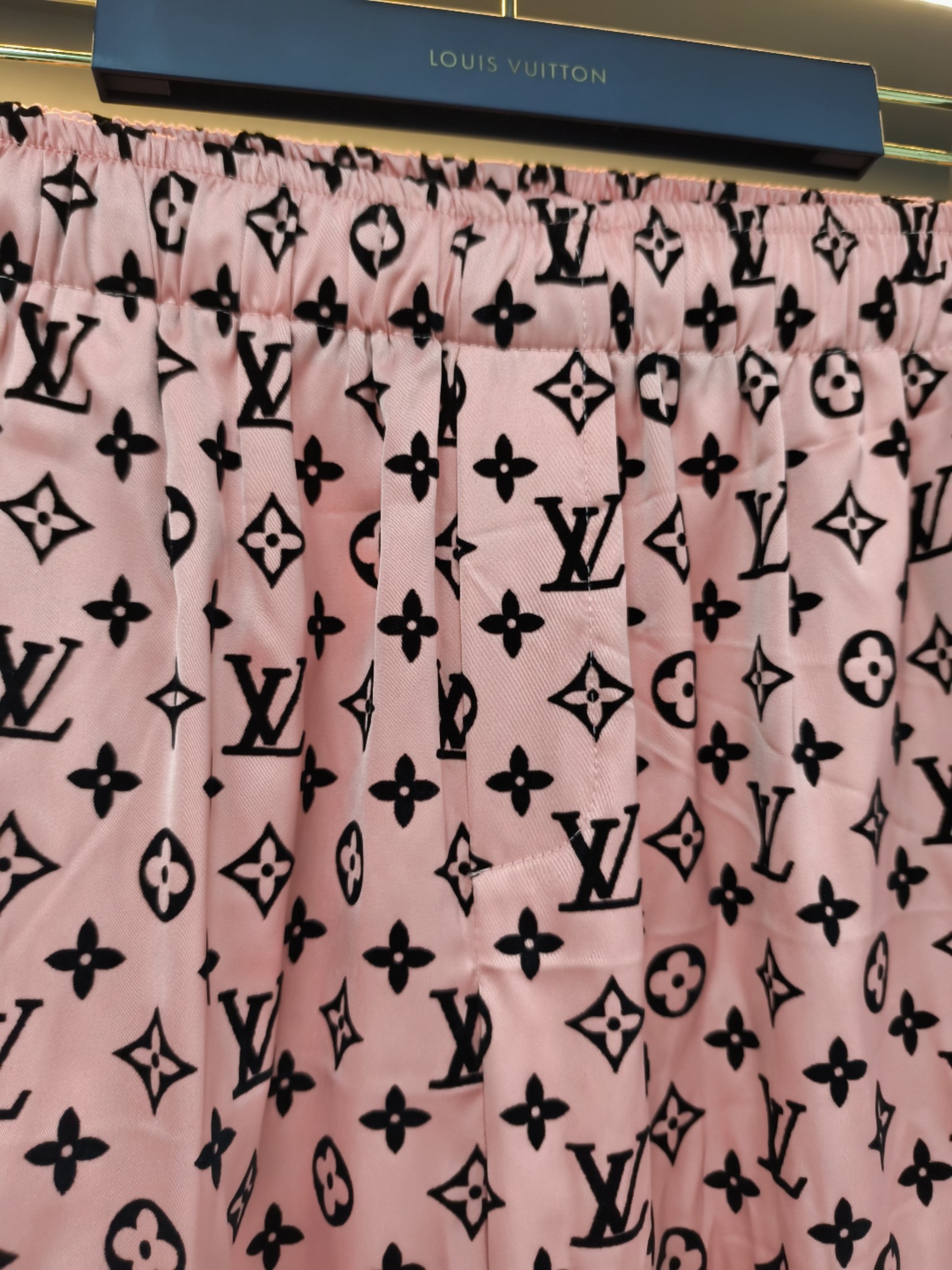 LV高仿男女款粉色長袖長褲套裝滿版Logo時尚設計｜歐美奢侈品精品推薦
