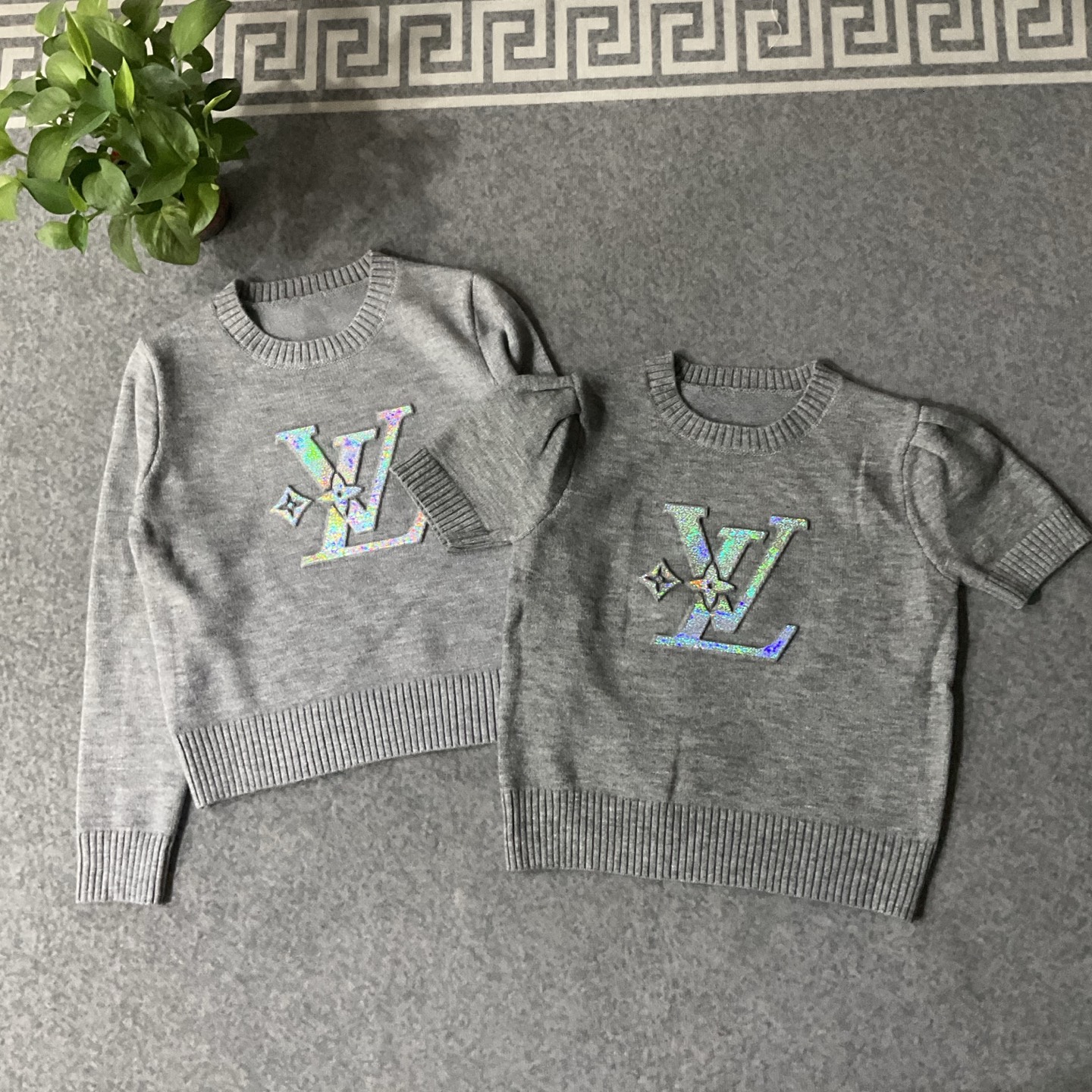 LV 精品仿製 女士短袖針織上衣 銀光字母徽標 時尚百搭｜歐美奢侈品精品推薦