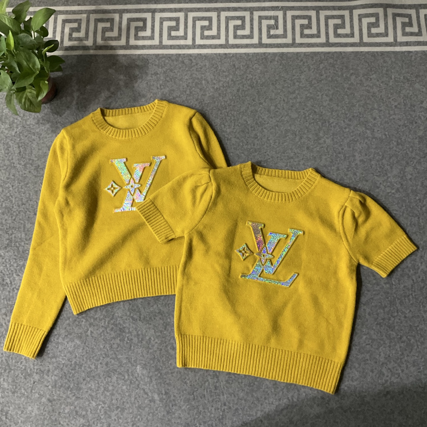 LV 精品仿製 女士短袖針織上衣 銀光字母徽標 時尚百搭｜歐美奢侈品精品推薦